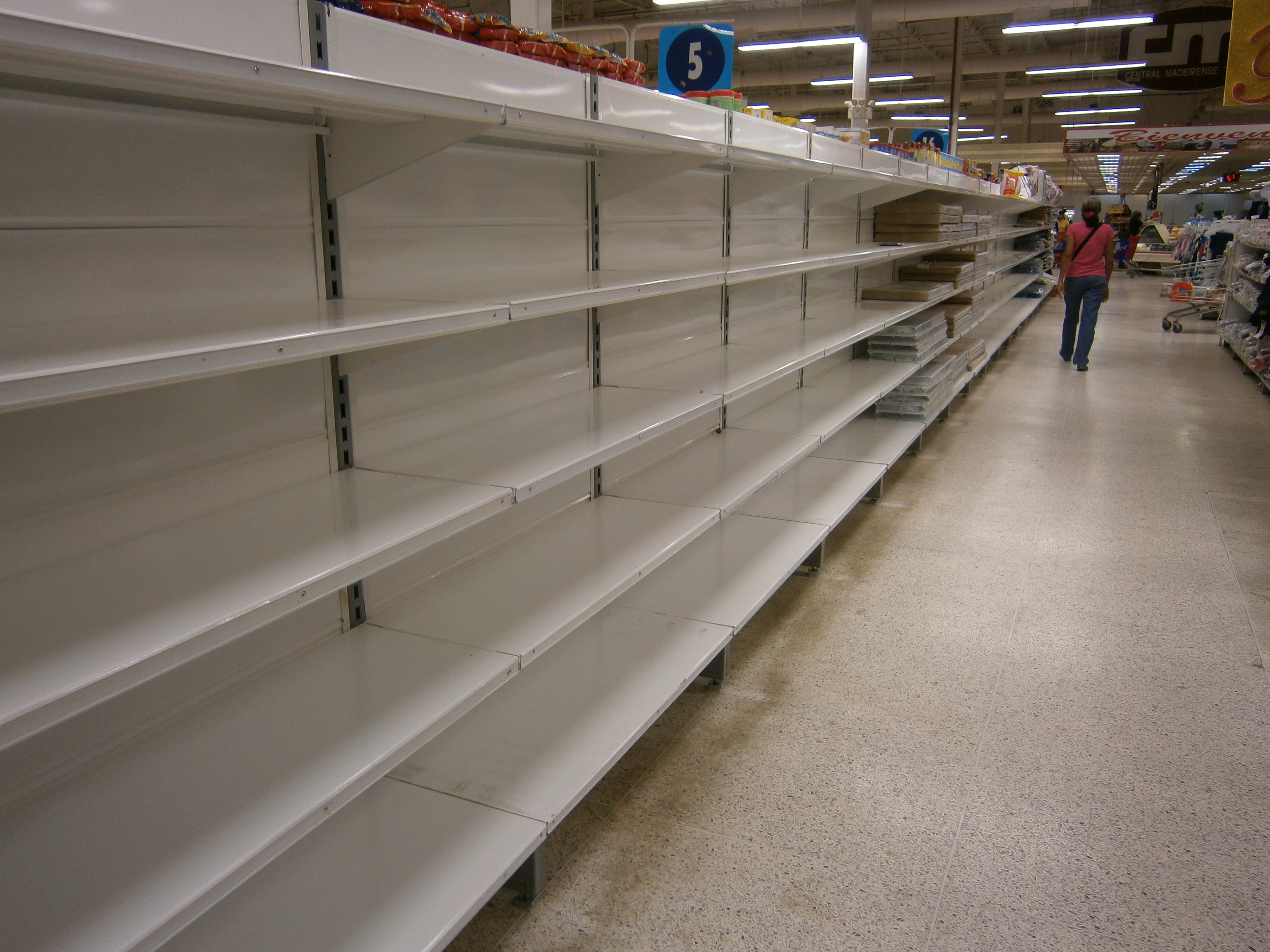 Rak kosong di sebuah toko di Venezuela karena kekurangan pasokan pada tahun 2014