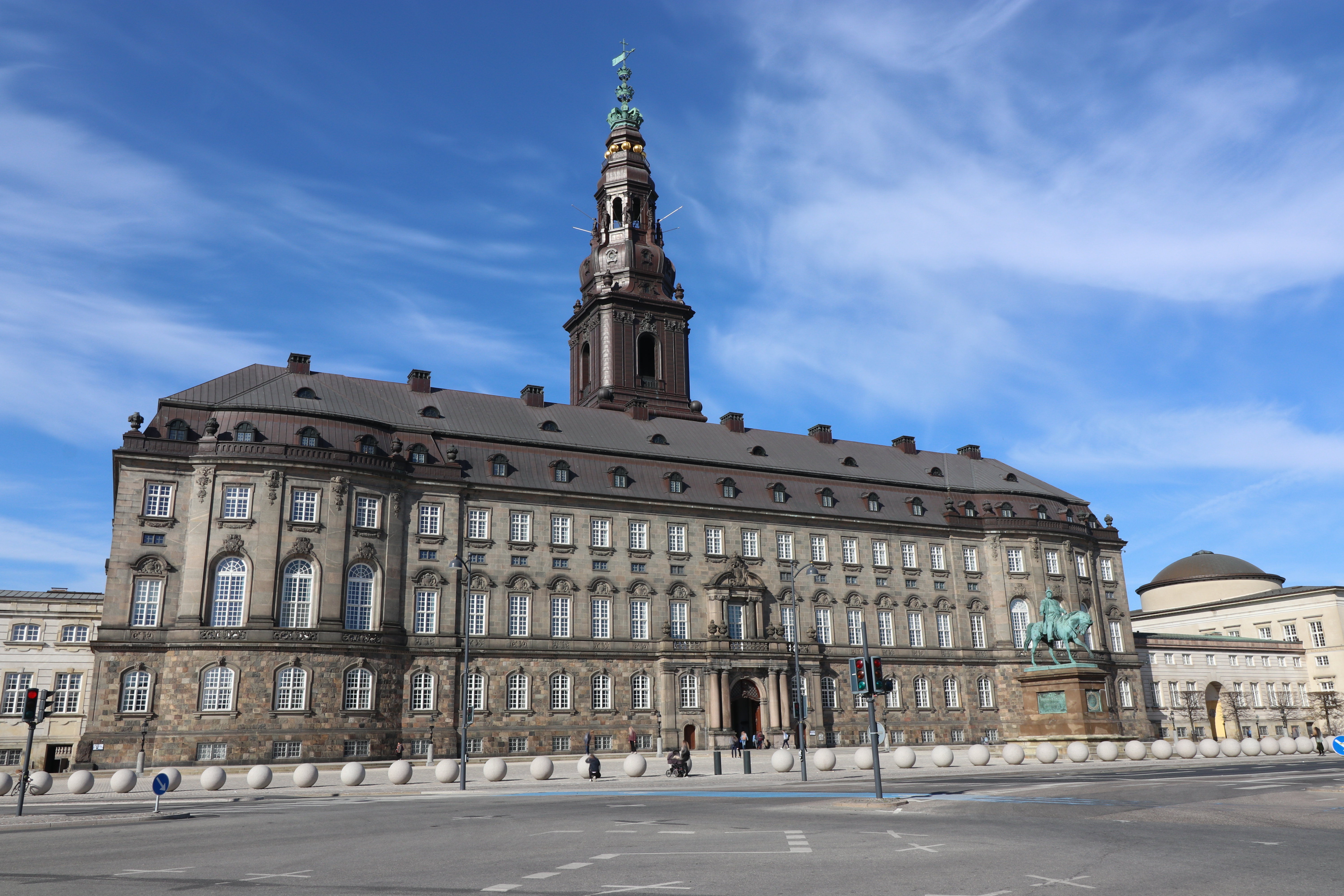 Istana Christiansborg menampung Folketing, Mahkamah Agung, dan kantor-kantor pemerintahan, simbol dari trias politica Denmark.