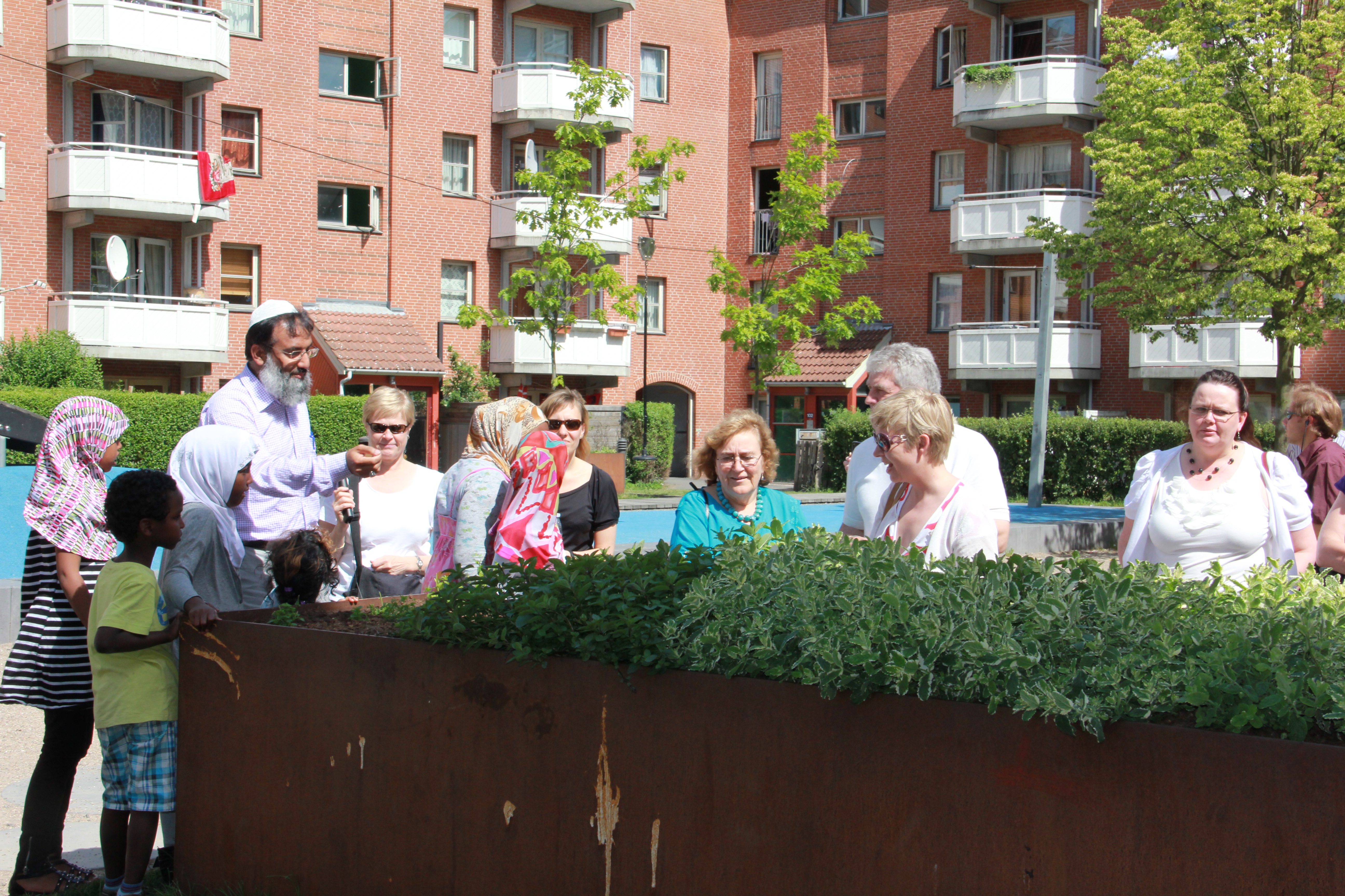 Sebuah proyek komunitas di Mjølnerparken, Kopenhagen, sebuah area dengan populasi imigran yang signifikan, menunjukkan upaya integrasi dan peningkatan kualitas hidup.