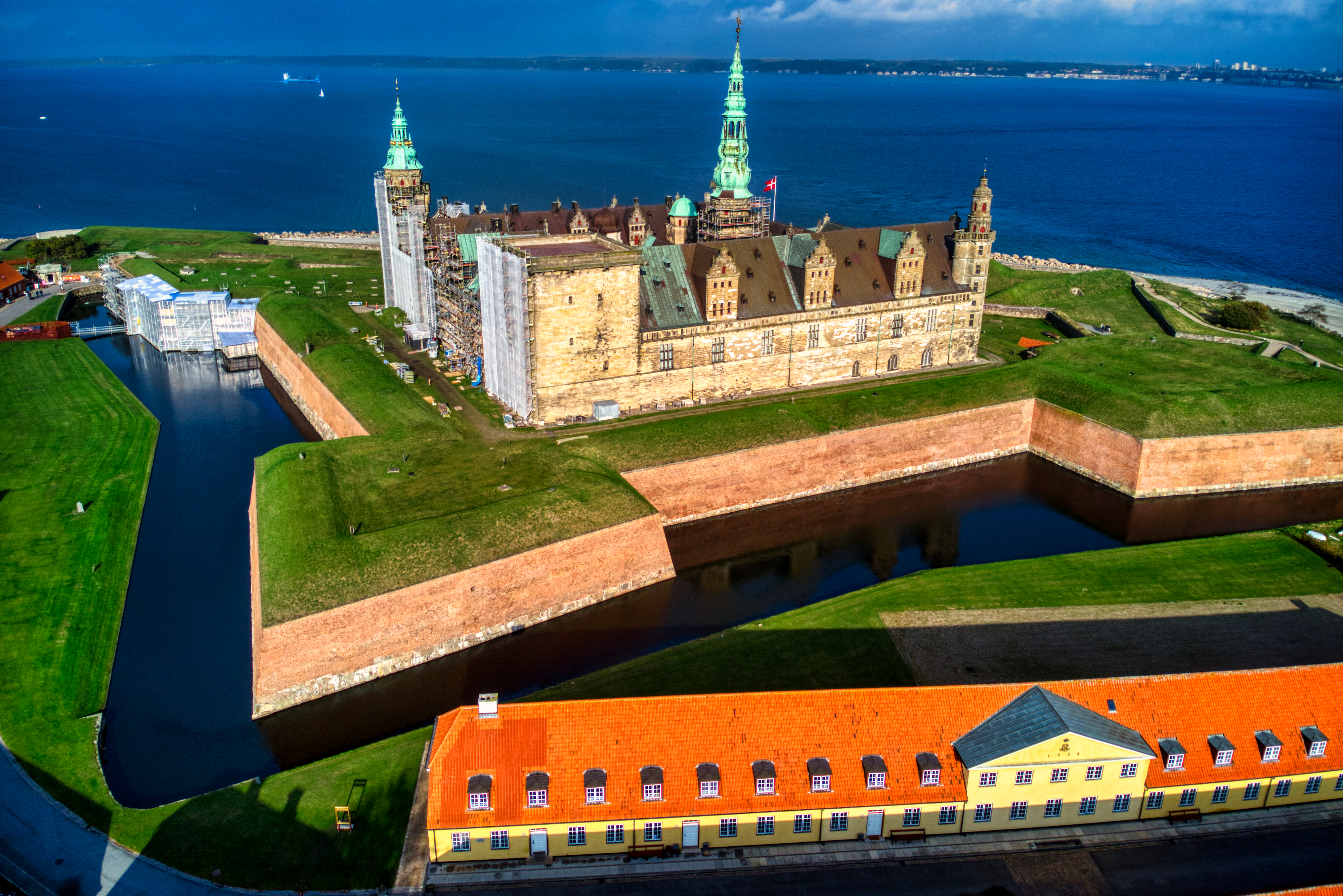 Kastil Kronborg di kota Helsingør. Diabadikan sebagai Elsinore dalam drama Hamlet karya William Shakespeare, Kronborg adalah salah satu kastil Renaisans terpenting di Eropa Utara dan masuk dalam Daftar Warisan Dunia UNESCO di Eropa Utara pada tahun 2000.