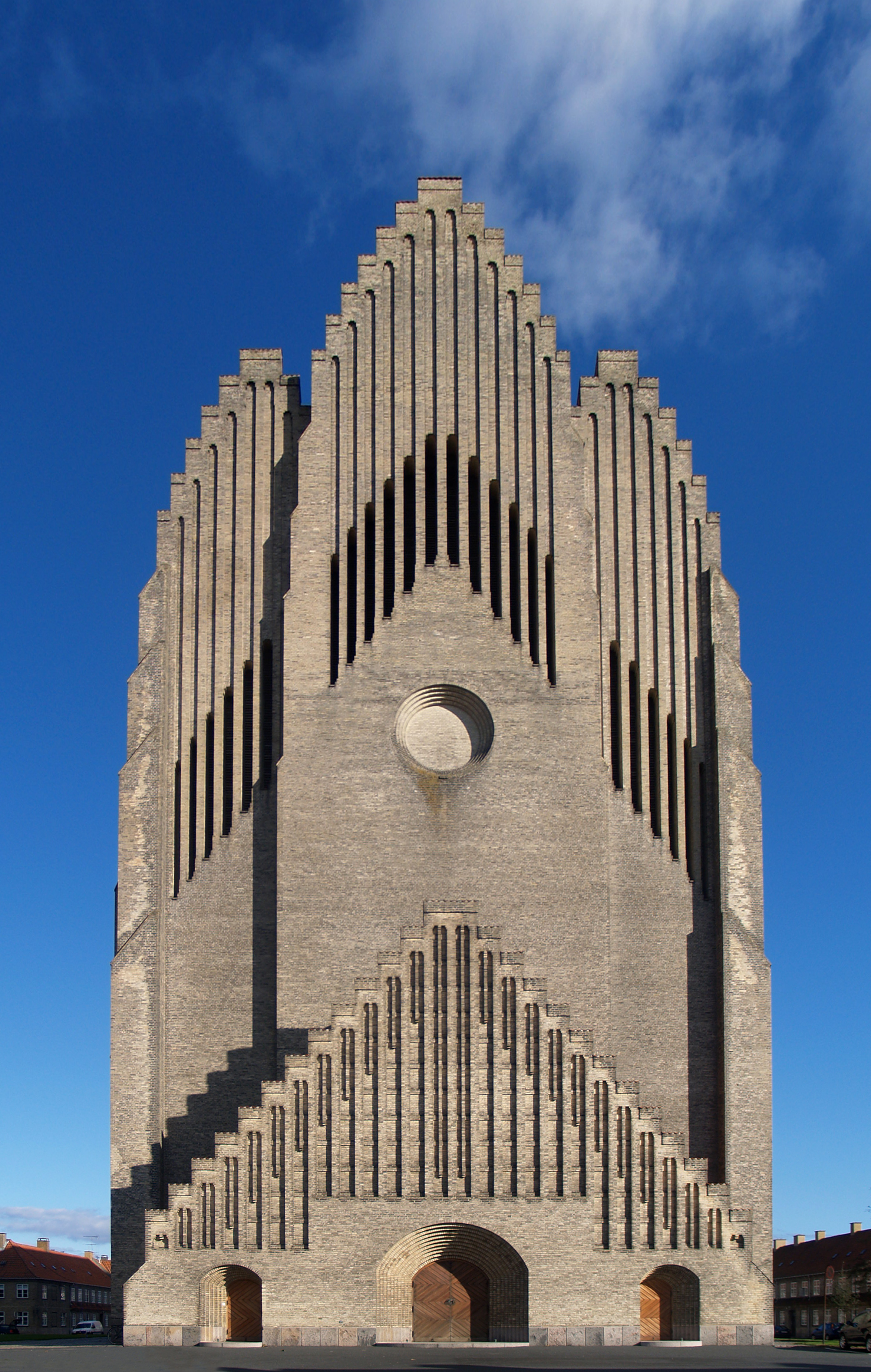 Gereja Grundtvig di Kopenhagen, sebuah contoh arsitektur ekspresionis yang monumental.