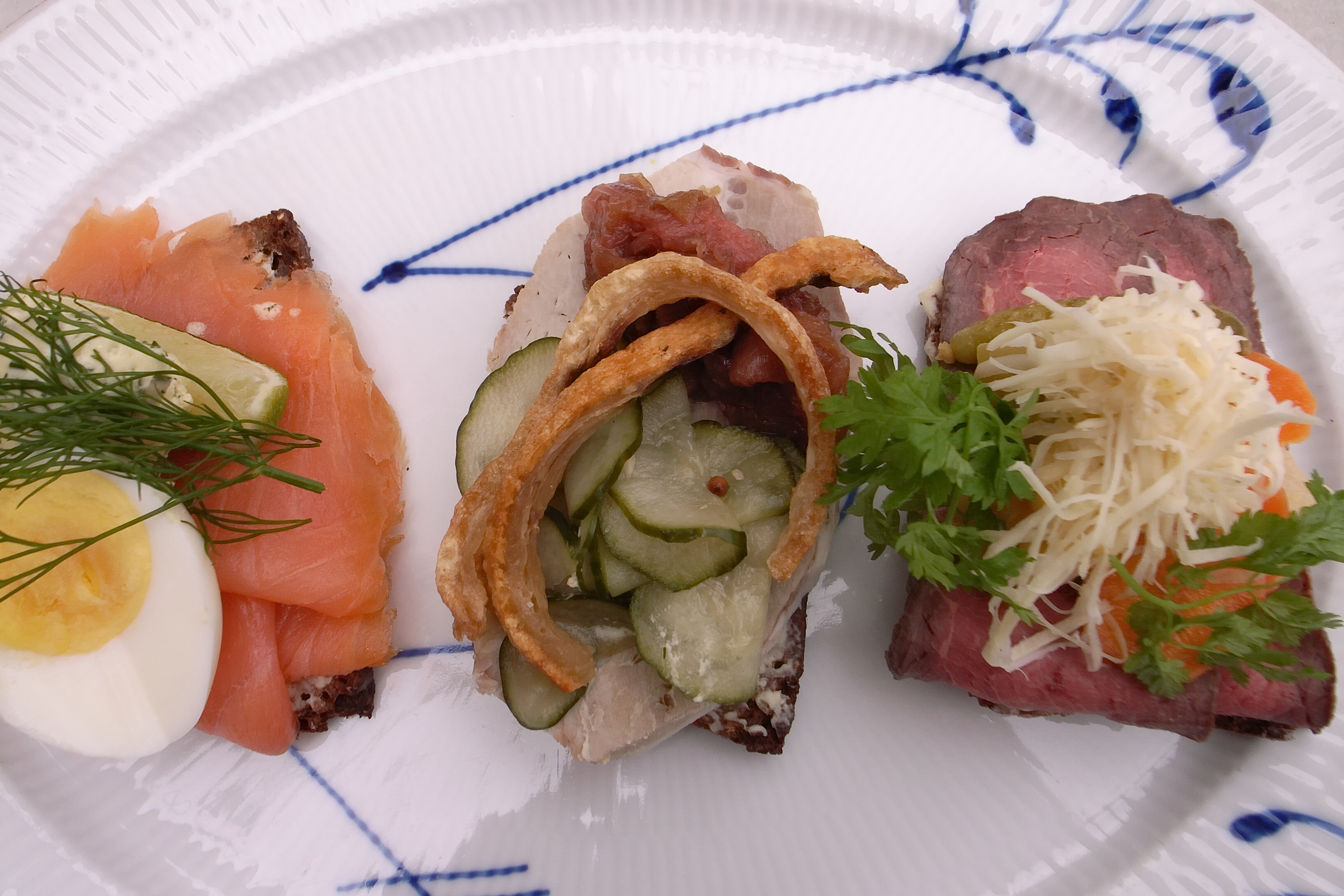 Smørrebrød, berbagai macam roti lapis terbuka Denmark yang ditumpuk tinggi dengan hidangan lezat, merupakan ikon kuliner negara ini.