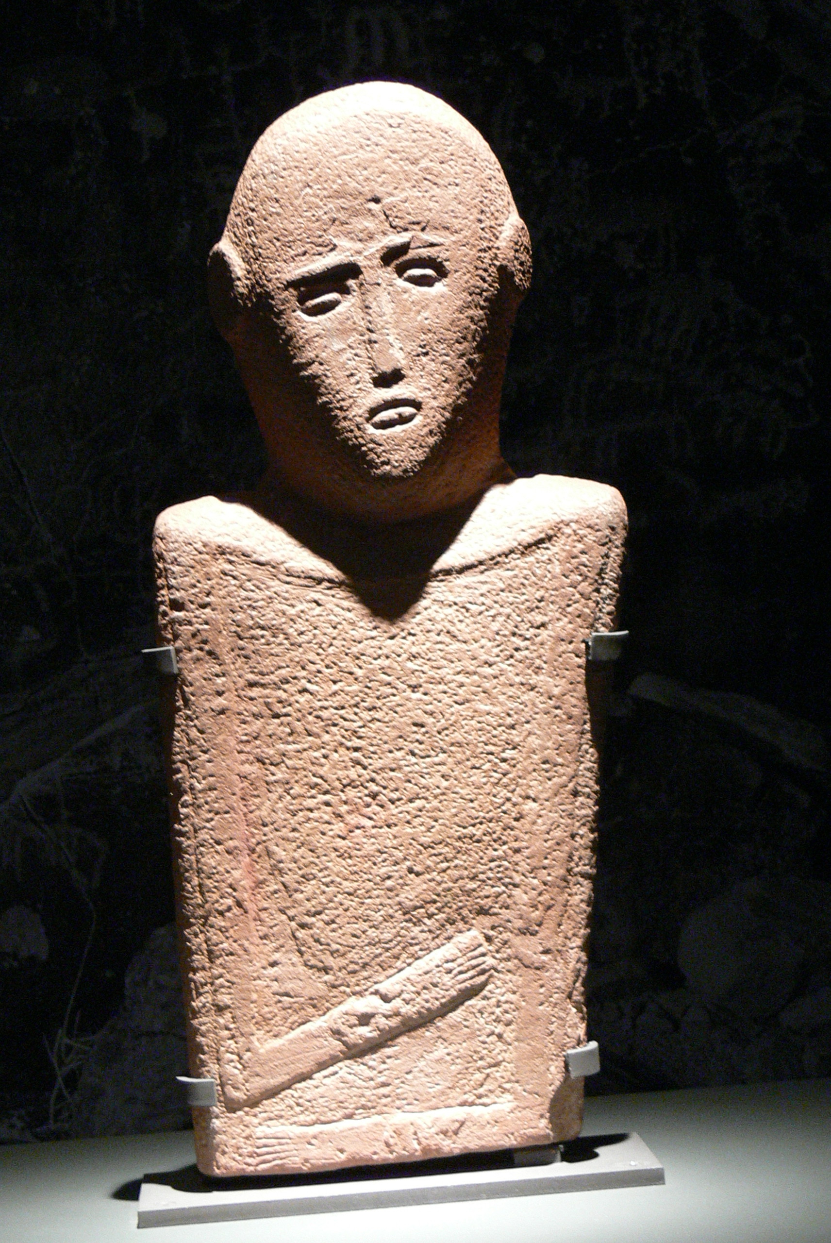Prasasti antropomorfik (milenium ke-4 SM), batu pasir, 57x27 cm, dari El-Maakir-Qaryat al-Kaafa (Museum Nasional Arab Saudi, Riyadh)