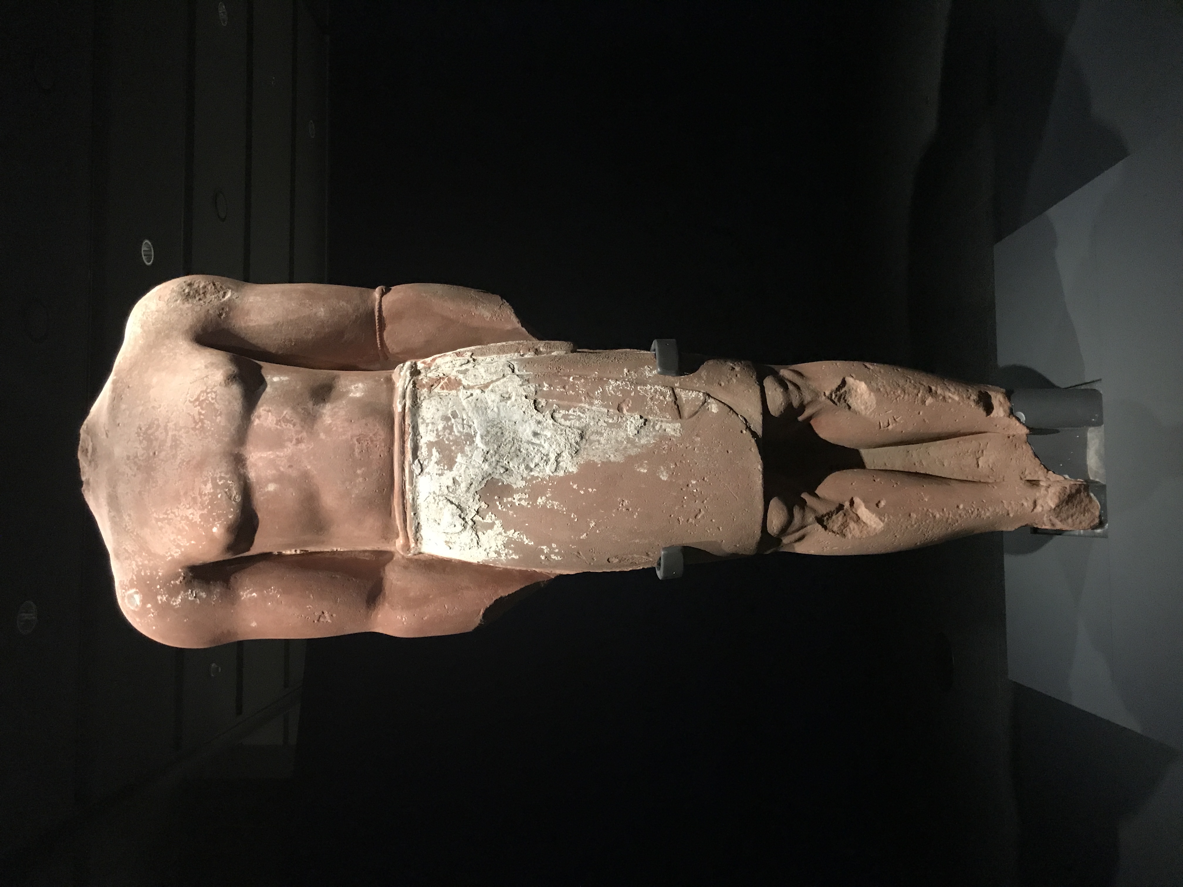 Patung kolosal dari Al-'Ula di Hijaz (abad ke-6-4 SM), mengikuti gaya pahatan artistik standar kerajaan Lihyan. Patung asli dicat putih. (Museum Louvre, Paris)