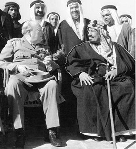 Perdana Menteri Inggris Winston Churchill dan Ibnu Saud, pendiri dan raja pertama Arab Saudi, di Mesir pada tahun 1945