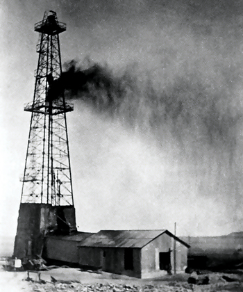 Sumur minyak Dammam No. 7 pada tanggal 4 Maret 1938, hari di mana sumur tersebut menghasilkan minyak dalam jumlah komersial, menjadi yang pertama di Arab Saudi yang melakukannya