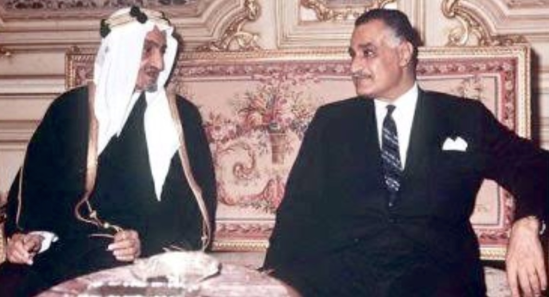 Faisal (kiri) bersama Presiden Mesir Gamal Abdel Nasser di Kairo, 1969