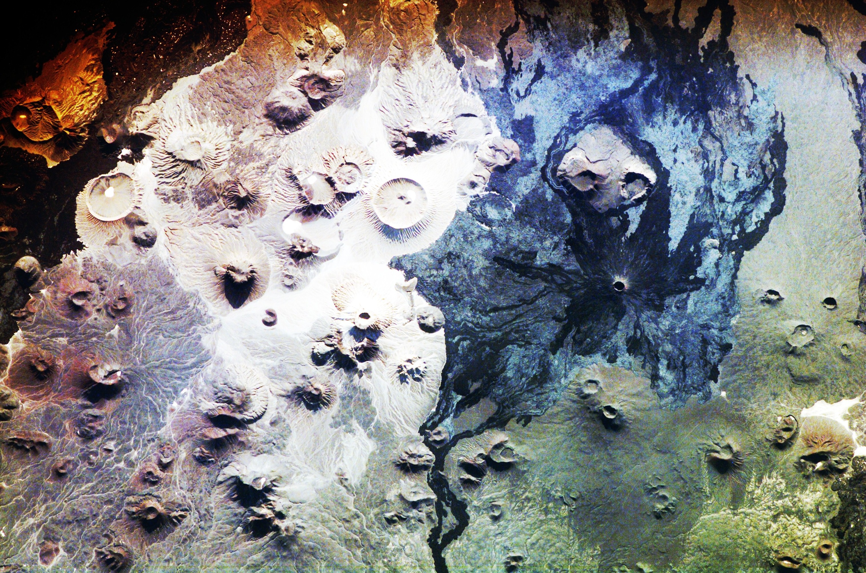 Harrat Khaybar dilihat dari Stasiun Luar Angkasa Internasional. Arab Saudi adalah rumah bagi lebih dari 2000 gunung berapi yang tidak aktif. Medan lava di Hijaz, yang dikenal secara lokal dengan nama Arabnya harrat (bentuk tunggalnya adalah harrah), membentuk salah satu wilayah basal alkali terbesar di Bumi, meliputi sekitar 180.00 K km2.