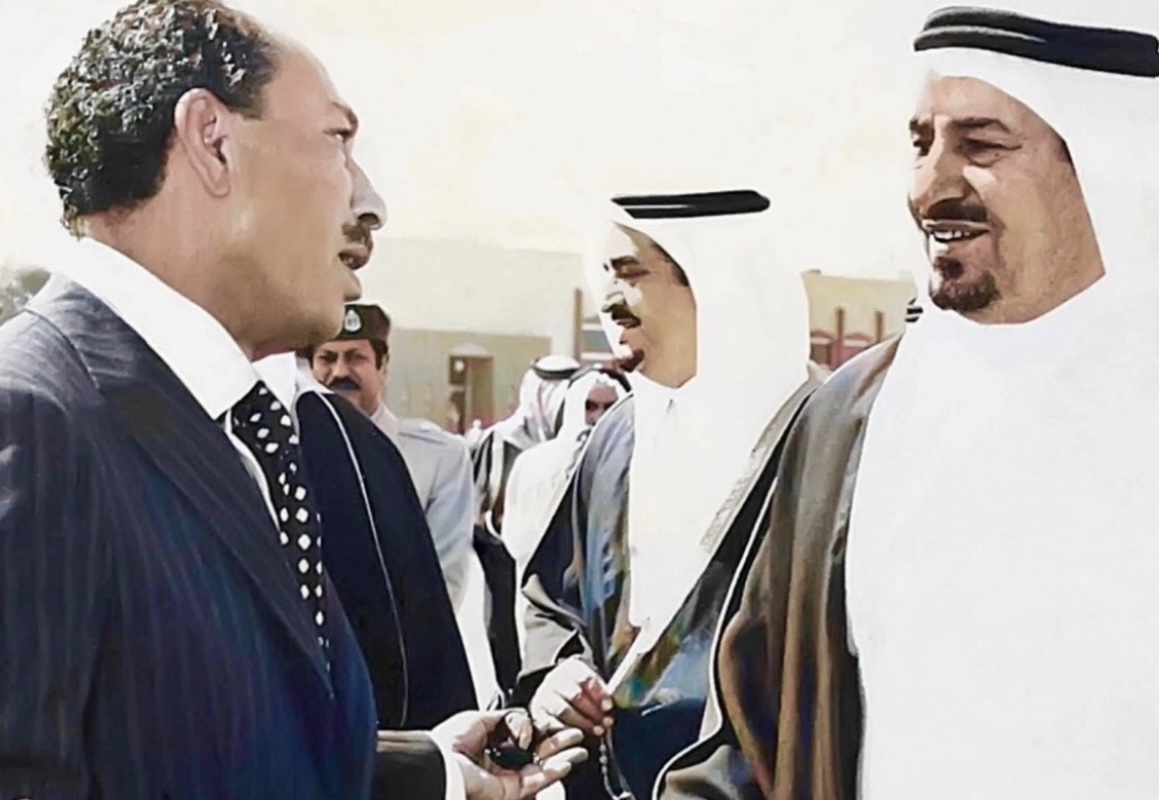 Raja Khalid (kanan) bertemu dengan presiden Mesir Anwar Sadat dengan putra mahkota Fahd di latar belakang di Bandara Kairo pada tahun 1975