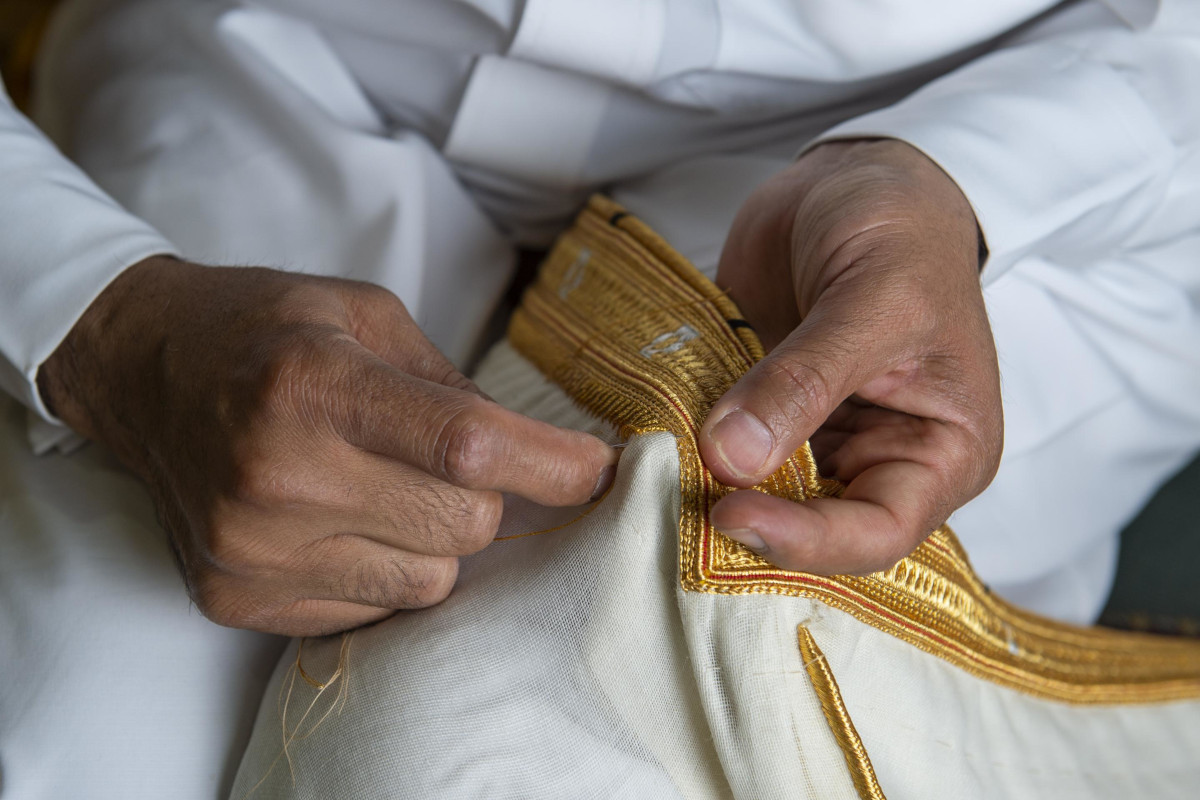 Bisht Sedang Dijahit di Al-Ahsa