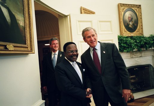 Presiden George W. Bush menyambut Presiden Omar Bongo di Kantor Oval, Mei 2004