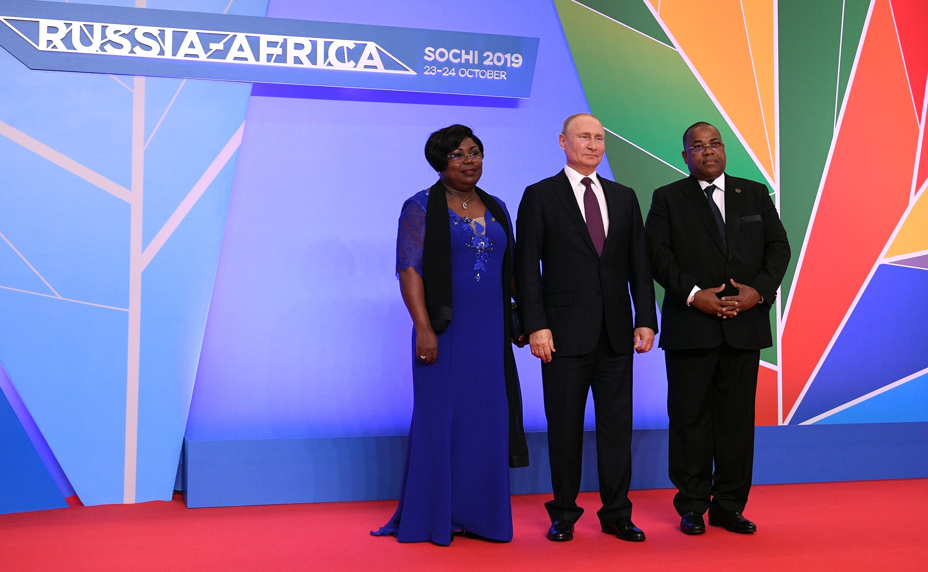 Perdana Menteri Gabon Julien Nkoghe Bekale dan Presiden Rusia Vladimir Putin pada KTT Rusia-Afrika 2019 di Sochi, Rusia, Oktober 2019