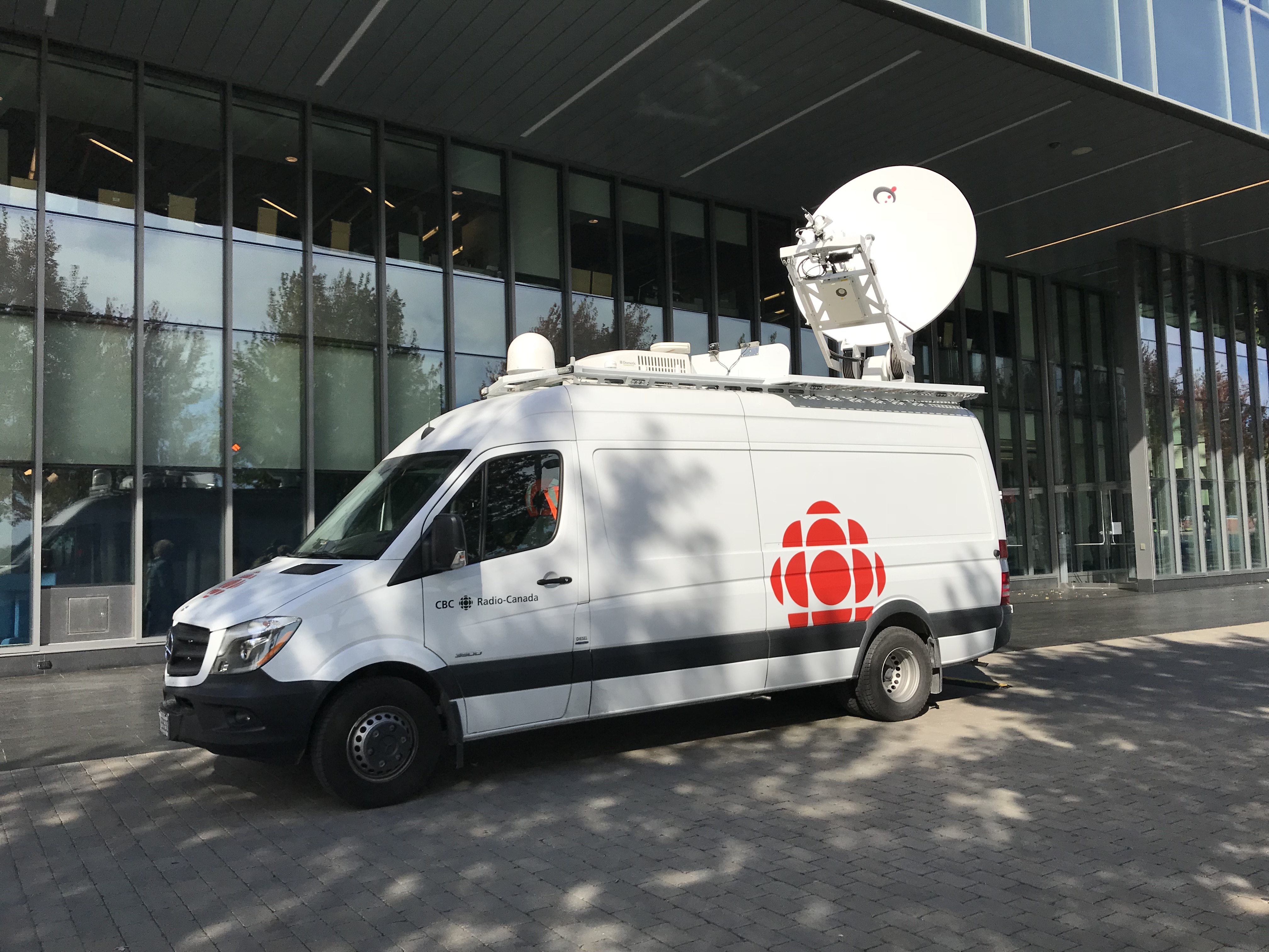 Sebuah truk satelit Canadian Broadcasting Corporation (CBC), digunakan untuk siaran televisi langsung.