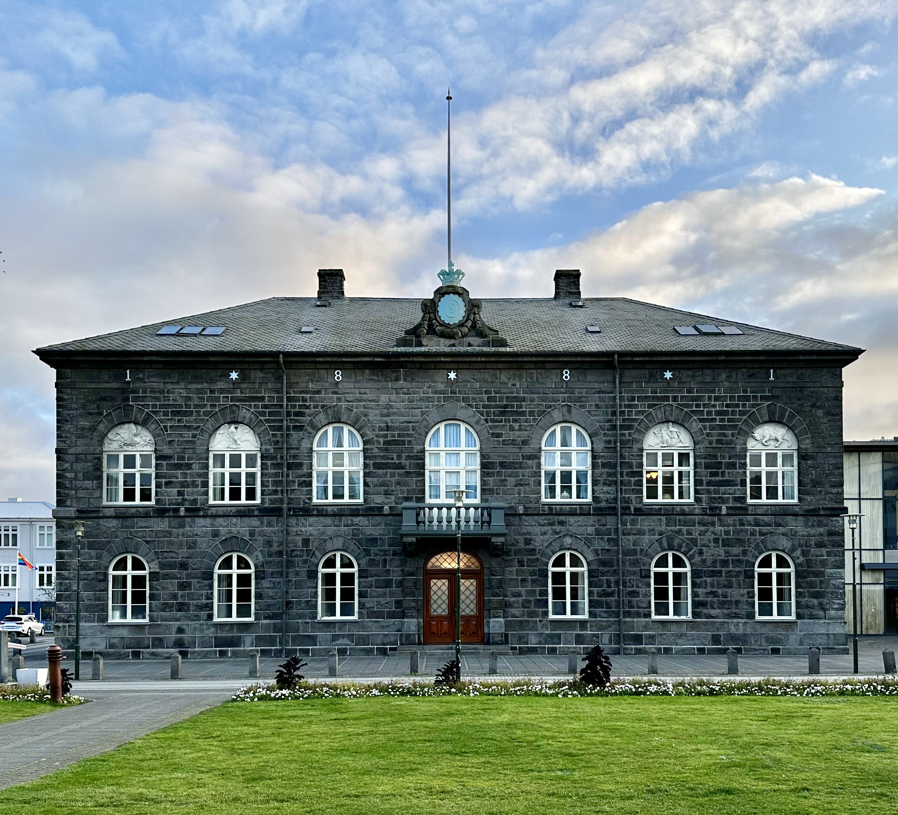Alþingishúsið menempatkan Althing (Parlimen Iceland) di Reykjavík.