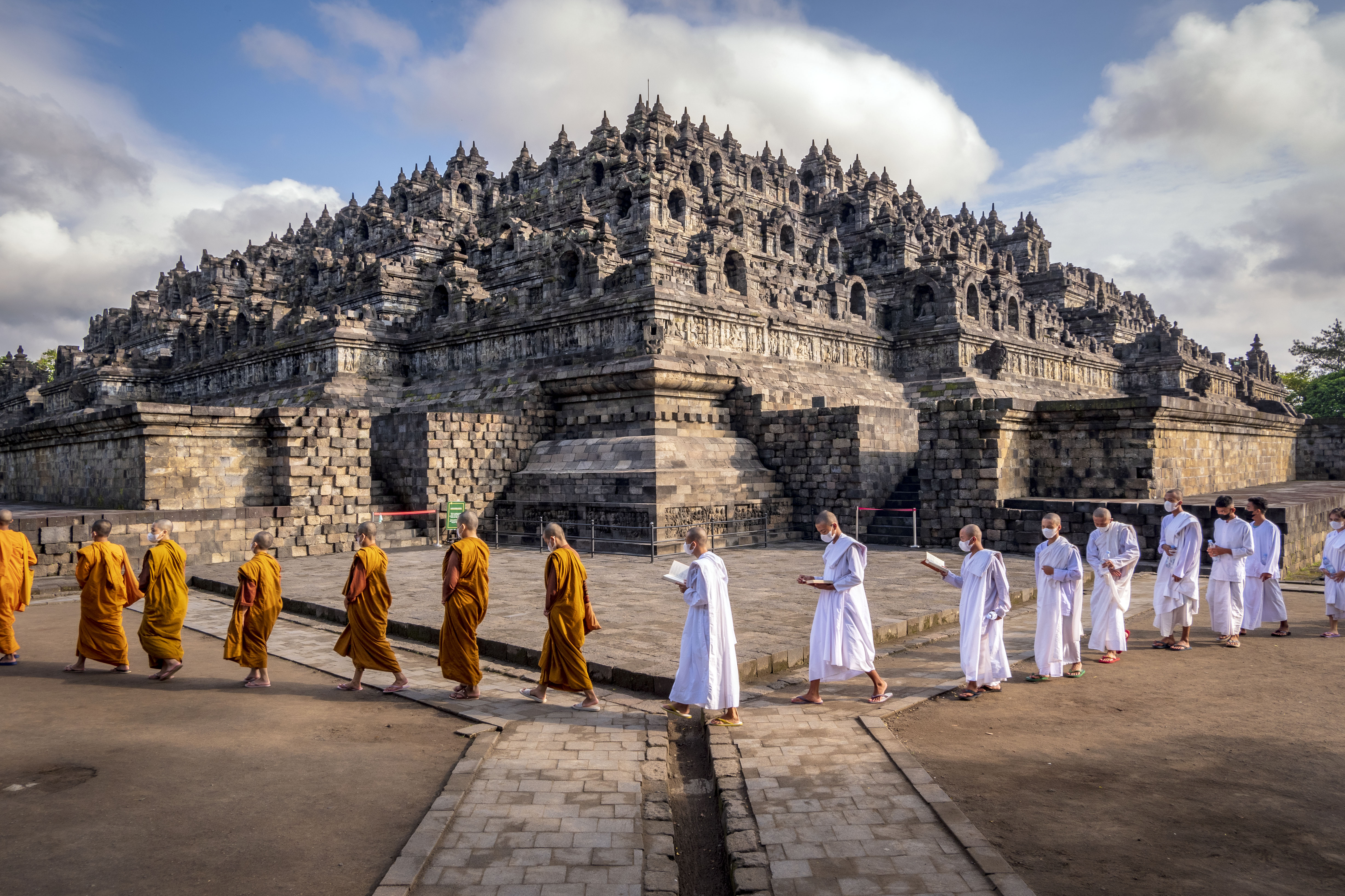 Para bhikkhu Buddha melakukan upacara Pradakshina di kuil Borobudur, Jawa Tengah.
