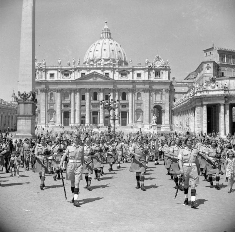 1944年6月、サン・ピエトロ大聖堂前で演奏するイギリス陸軍第38(アイルランド)旅団の音楽隊。