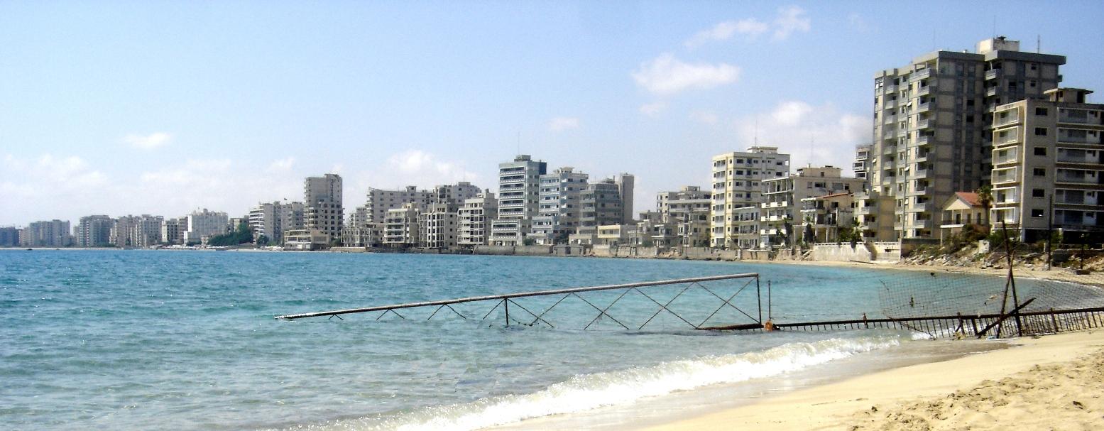 Varosha (Maraş), sebuah pinggiran kota Famagusta, ditinggalkan ketika penduduknya melarikan diri pada tahun 1974 dan tetap berada di bawah kendali militer Turki.