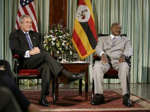 Tổng thống Hoa Kỳ George W. Bush gặp Tổng thống Yoweri Museveni tại Entebbe, Uganda, ngày 11 tháng 7 năm 2003.