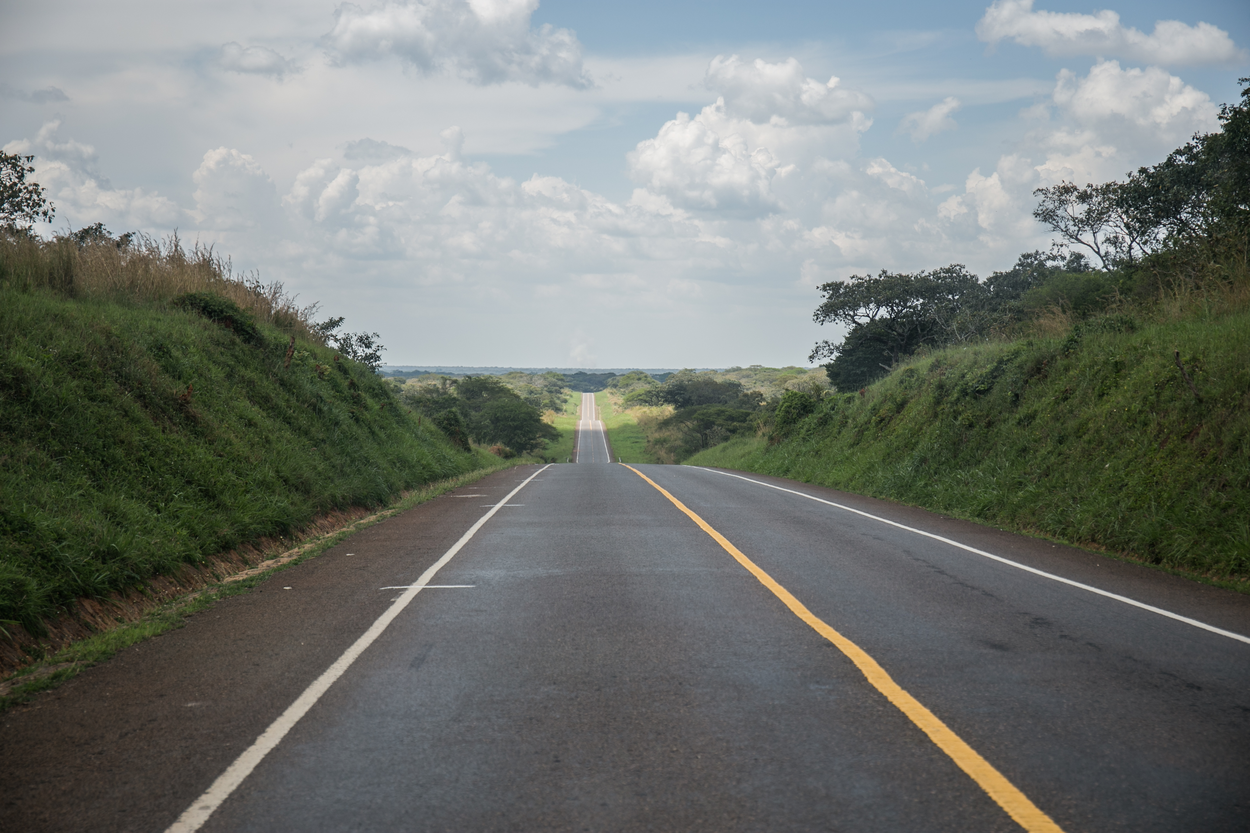 Một con đường ở Uganda, minh họa cho mạng lưới đường bộ của đất nước.