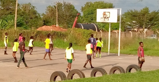 Một trận đấu bóng rổ ở Uganda.