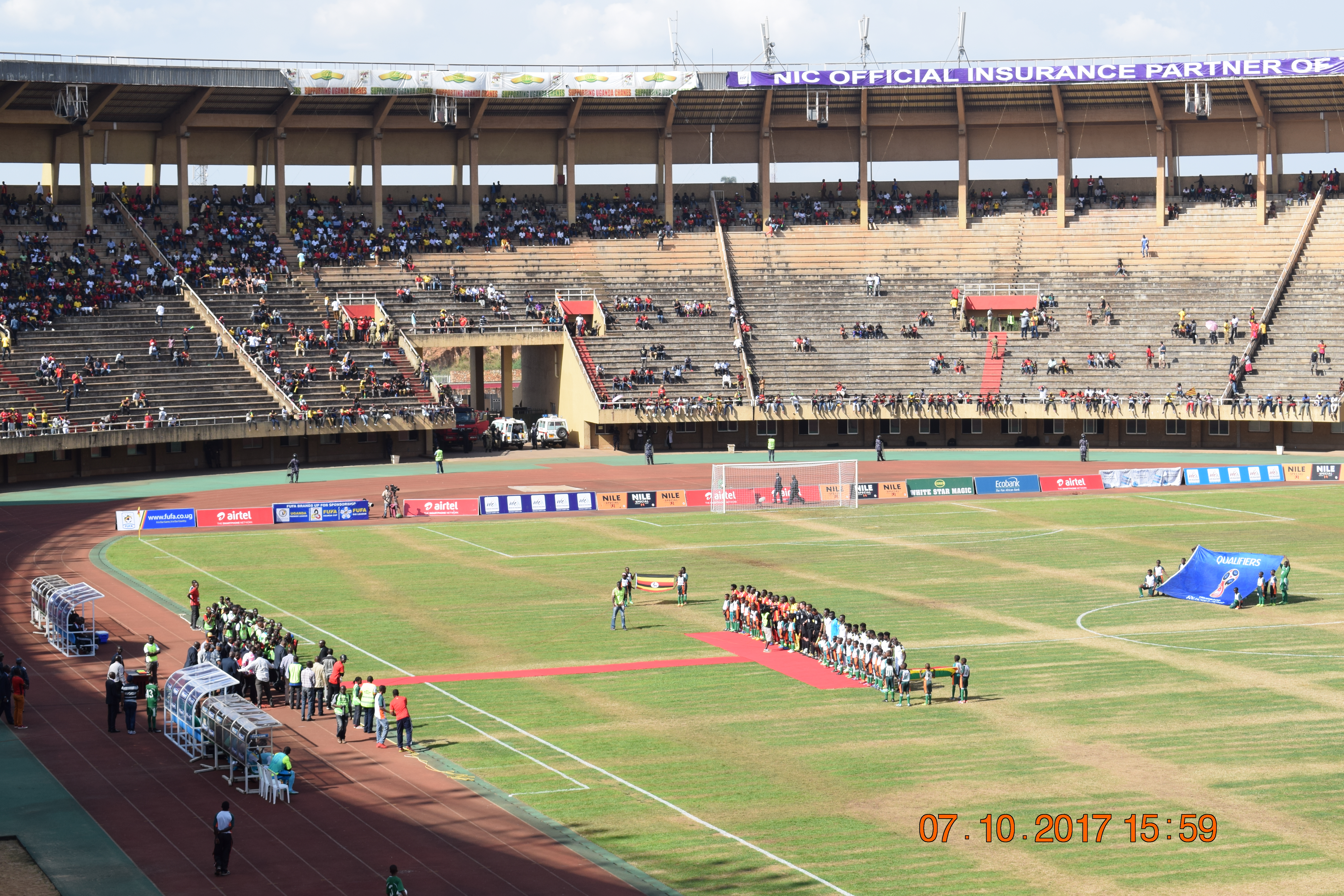 Trận đấu bóng đá ở Uganda, môn thể thao phổ biến nhất.