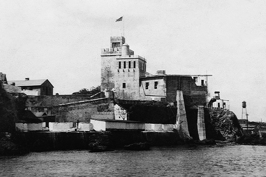Cờ Hoa Kỳ tung bay trên Pháo đài Ozama trong thời kỳ Hoa Kỳ chiếm đóng Cộng hòa Dominica, khoảng năm 1922.
