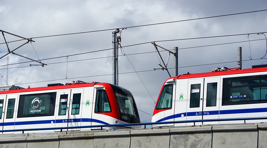 Một cặp tàu sê-ri 9000 đang được thử nghiệm trên Tàu điện ngầm Santo Domingo.