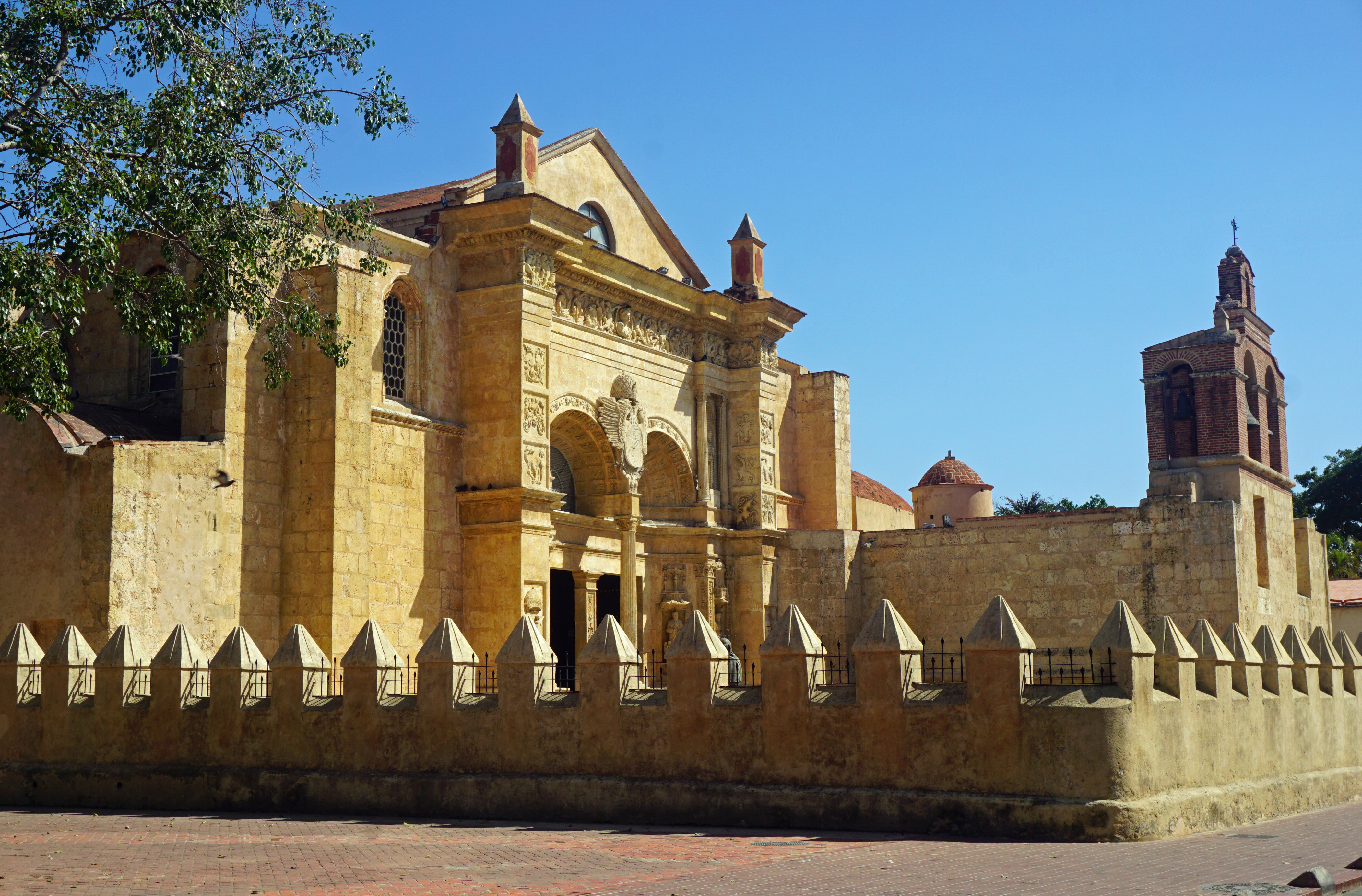 Nhà thờ chính tòa Thánh María la Menor theo kiến trúc Gothic ở Santo Domingo, là nhà thờ chính tòa cổ nhất ở châu Mỹ, được xây dựng từ năm 1514 đến 1541.
