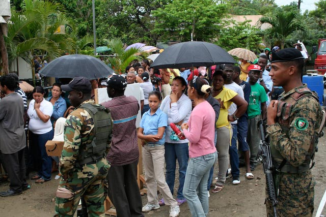 Người Dominica và người Haiti xếp hàng chờ các nhà cung cấp dịch vụ y tế từ Lục quân Dự bị Hoa Kỳ.