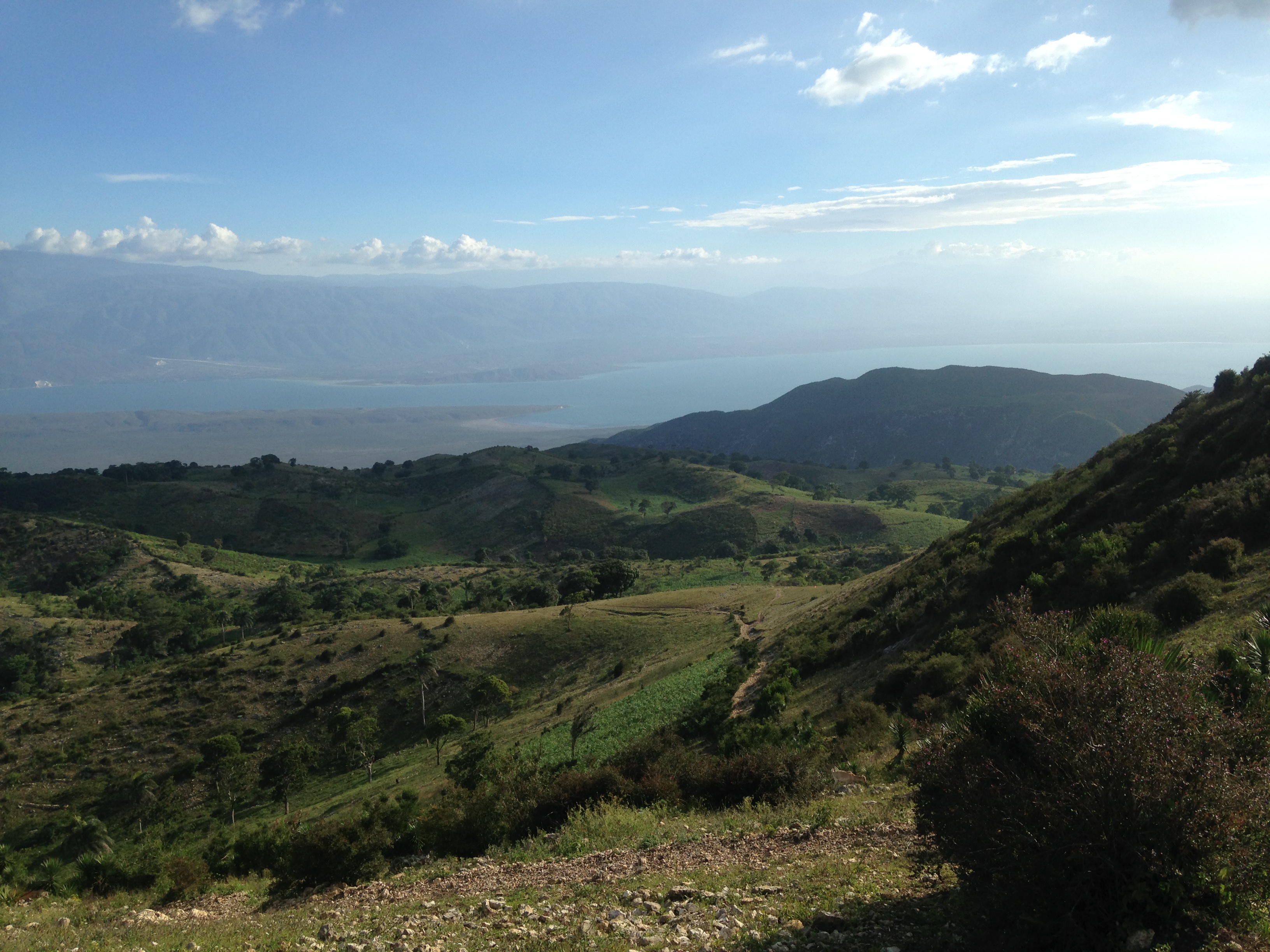 Quang cảnh khu vực biên giới giữa Cộng hòa Dominica và Haiti. Biên giới chạy ngang qua giữa bức ảnh.