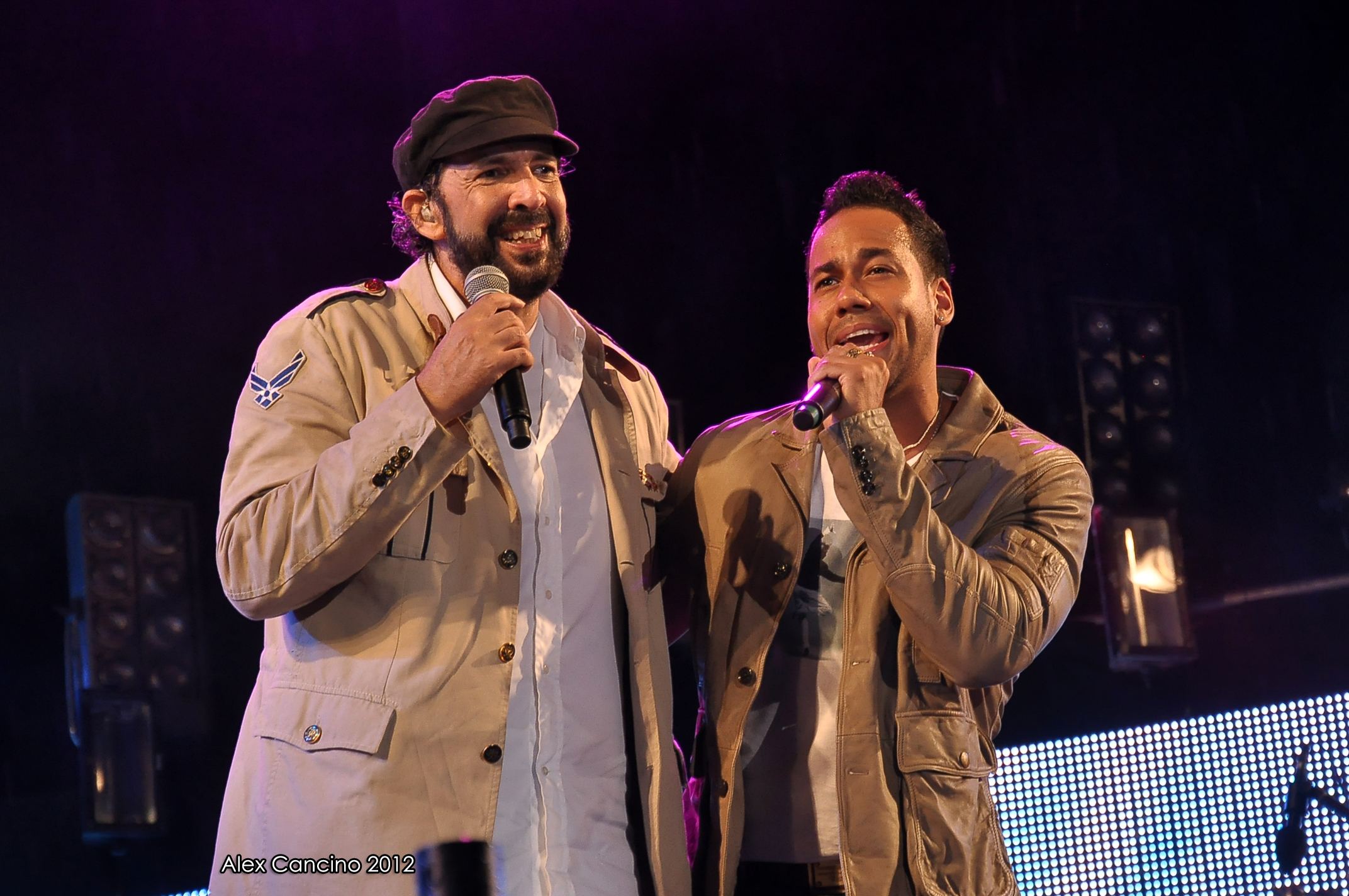 Merengue, được hát bởi Juan Luis Guerra (trái), và bachata, được hát bởi Romeo Santos (phải), là hai thể loại nhạc rất phổ biến có nguồn gốc từ Cộng hòa Dominica.