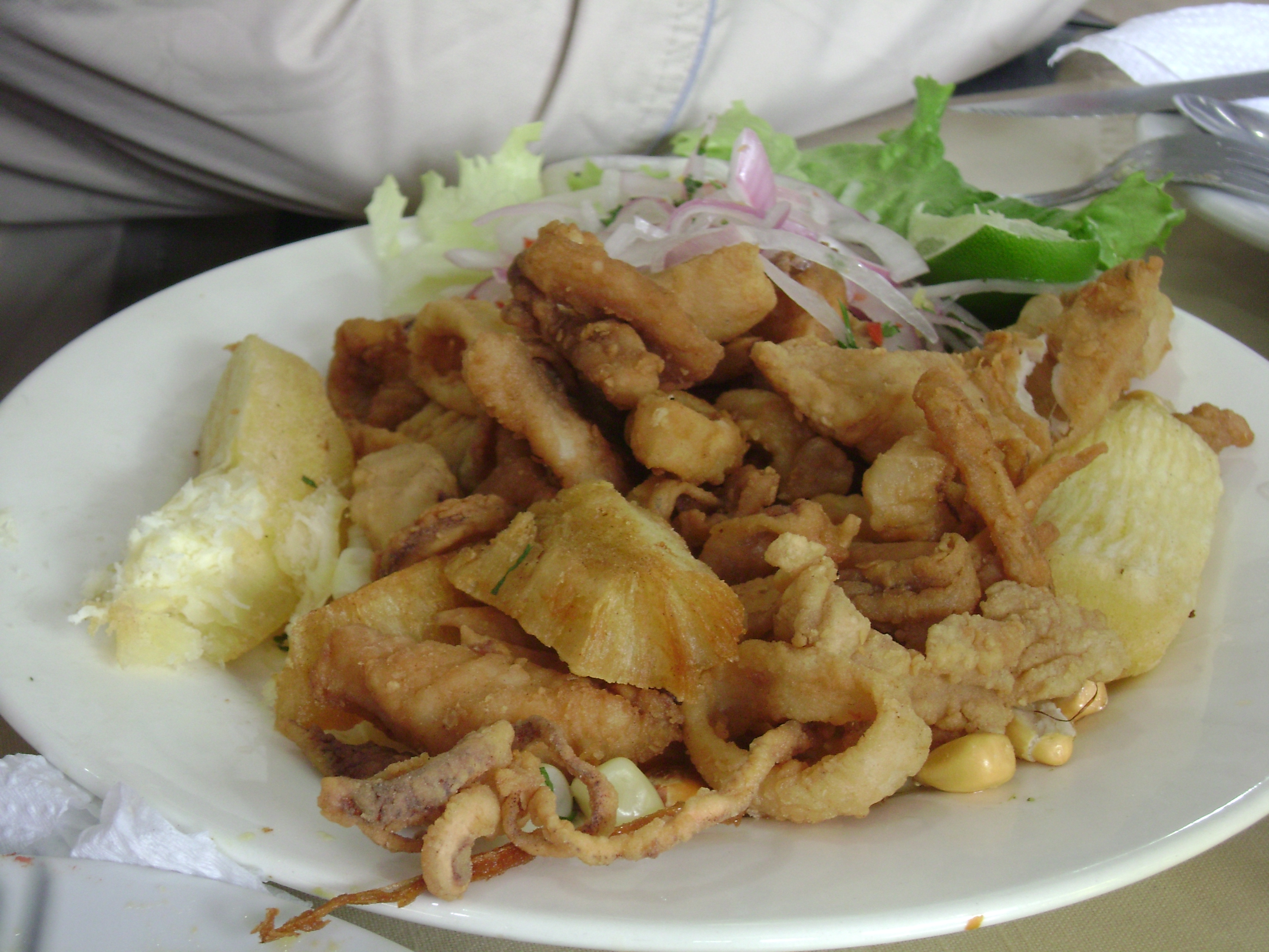 Chicharrón mixto, một món ăn phổ biến ở đất nước này có nguồn gốc từ Andalusia ở miền nam Tây Ban Nha.