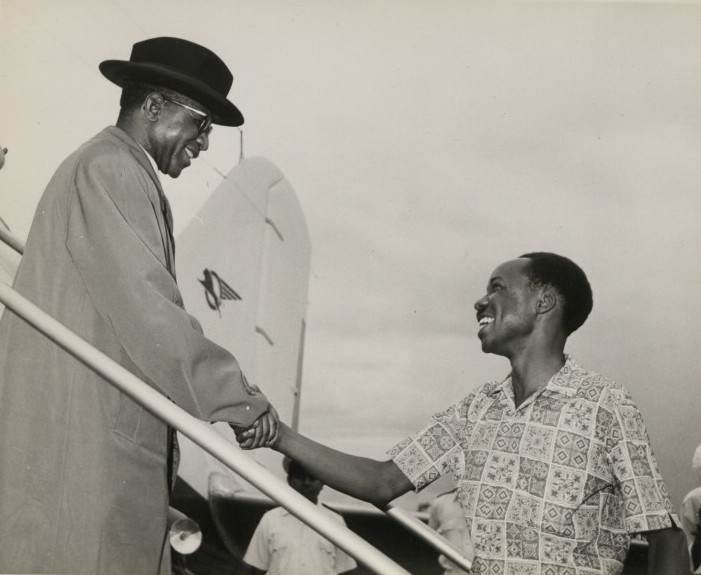 Thủ tướng đầu tiên và sau này là Tổng thống đầu tiên của Malawi, Hastings Banda (trái), cùng với Tổng thống Tanzania Julius Nyerere (phải)