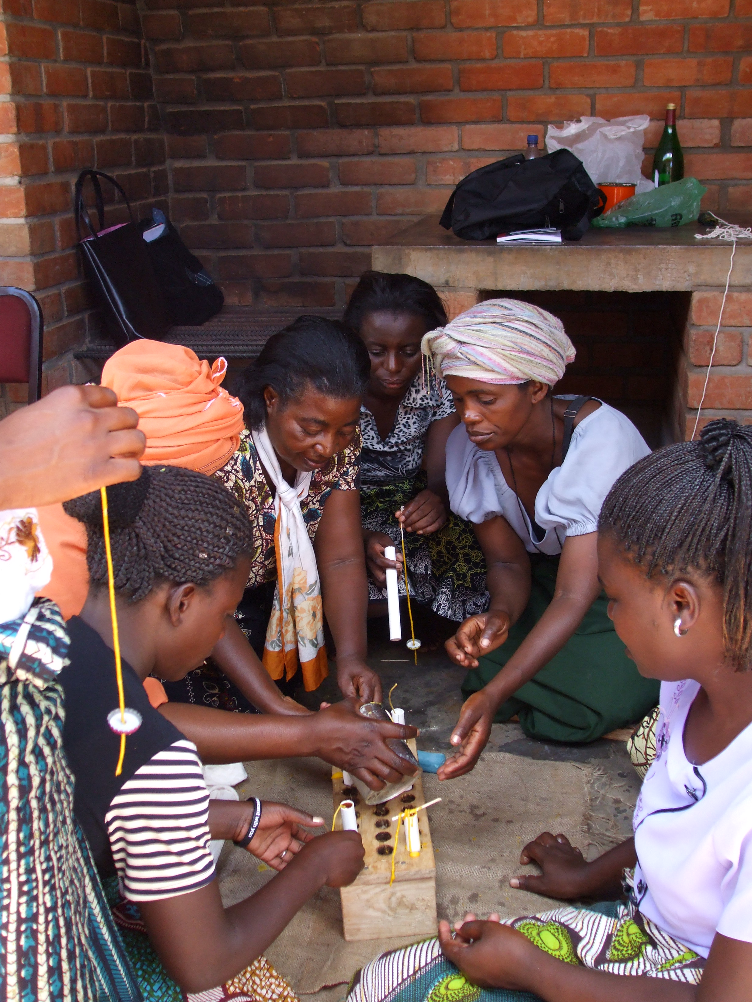 Nhóm phụ nữ Mbawemi ở Malawi học cách làm nến từ sáp ong