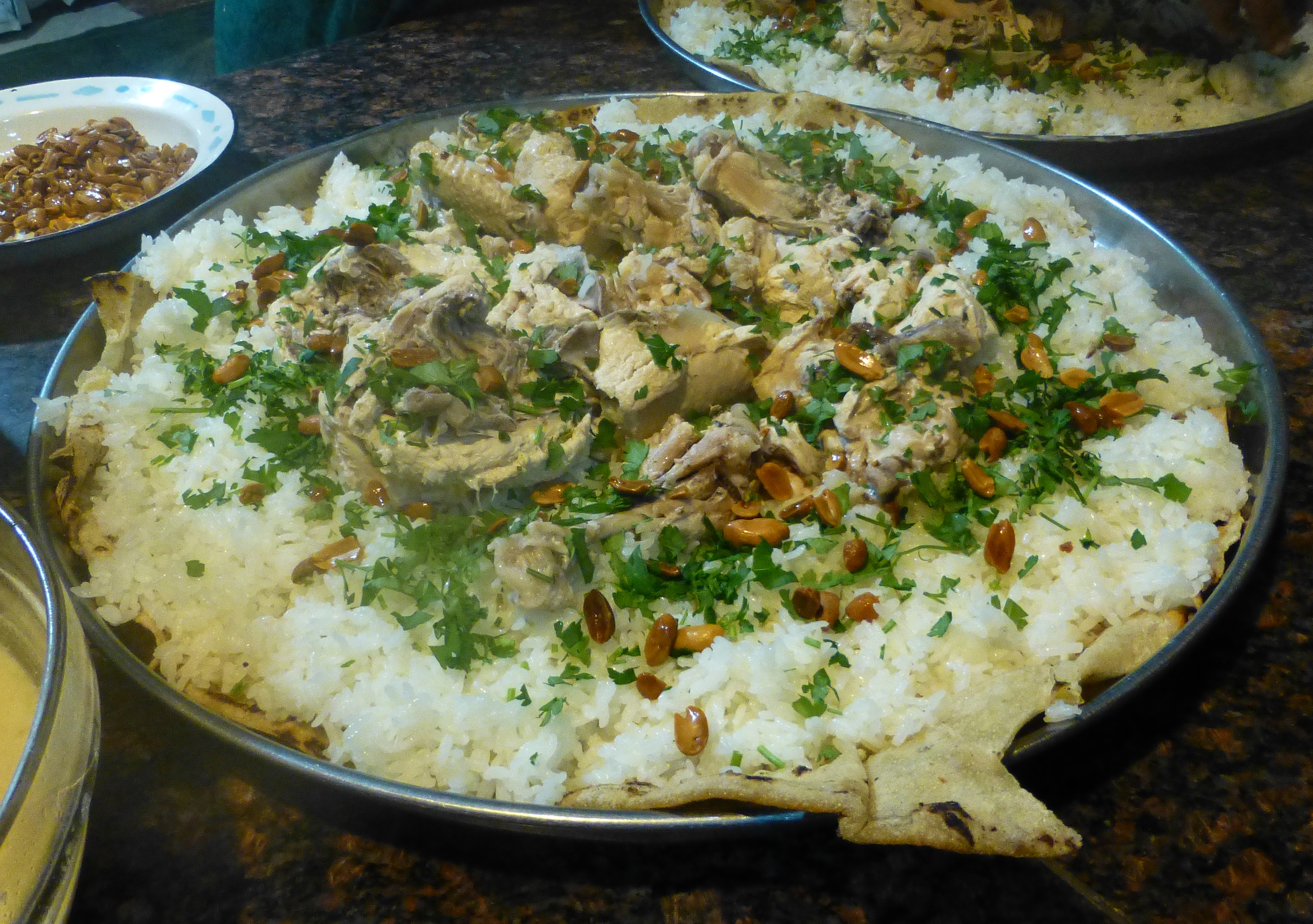 Mansaf, hidangan tradisional Yordania, berasal dari kehidupan Bedawi dan merupakan simbol keramahan Yordania.
