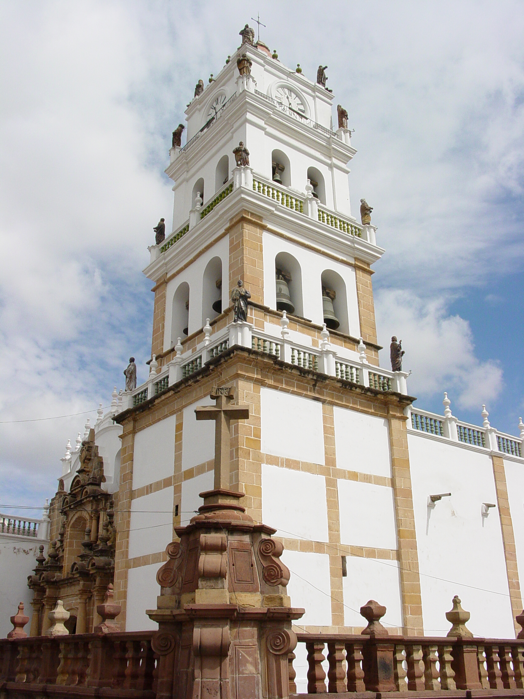 Katedral Metropolitan Sucre di Sucre, sebuah bandar Warisan Dunia UNESCO.