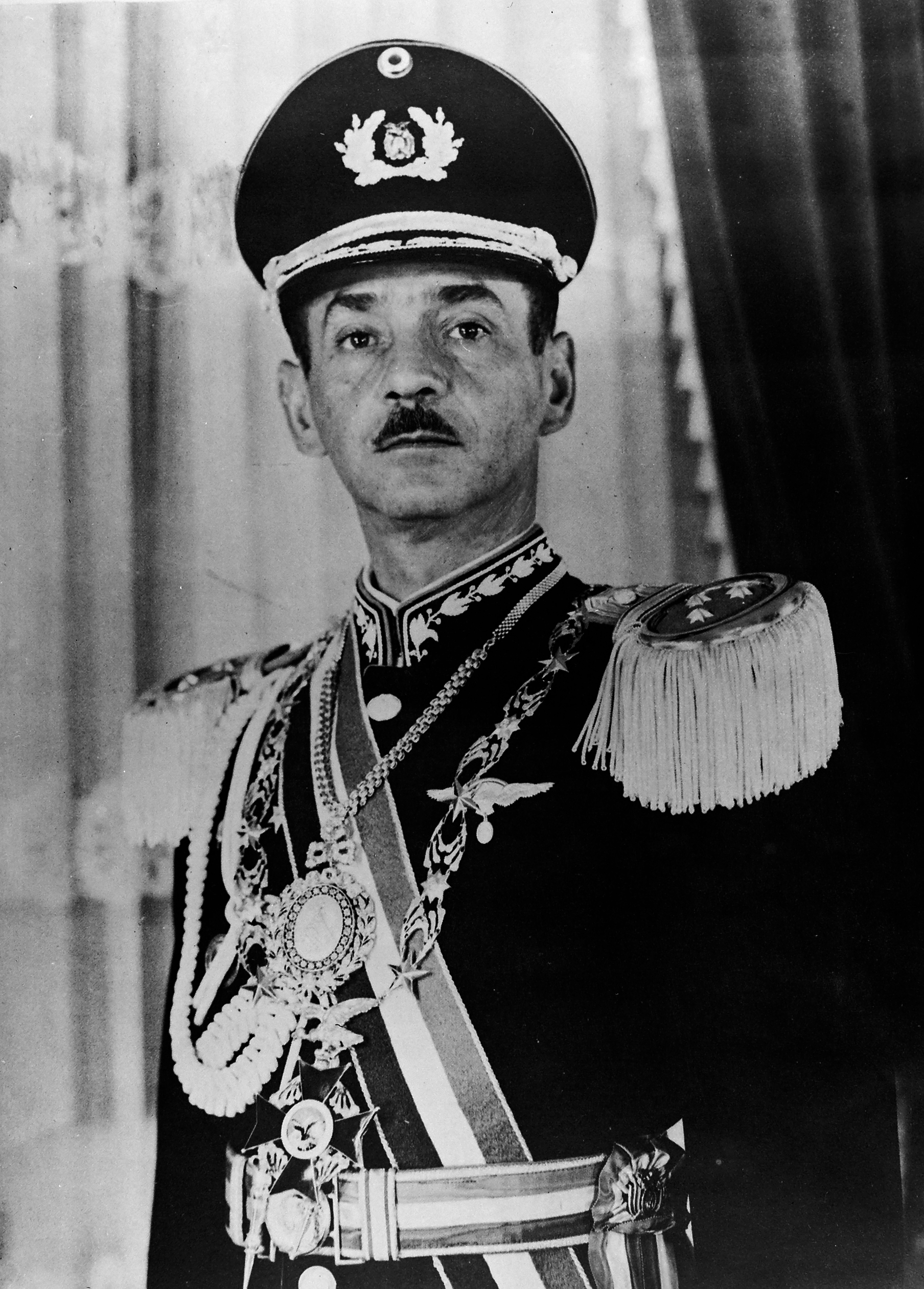 Pada tahun 1971 Hugo Banzer Suárez, disokong oleh CIA, menggulingkan secara paksa Presiden Torres dalam satu rampasan kuasa.