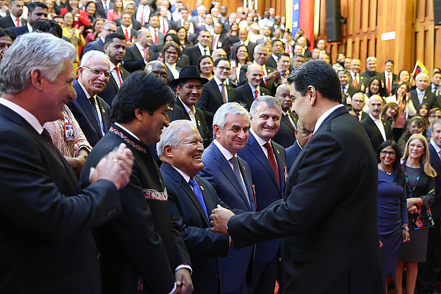 Presiden Cuba, Bolivia, dan El Salvador (dari kiri ke kanan) menyambut Nicolás Maduro pada perasmian kedua beliau sebagai presiden Venezuela, di Caracas, pada 10 Januari 2019