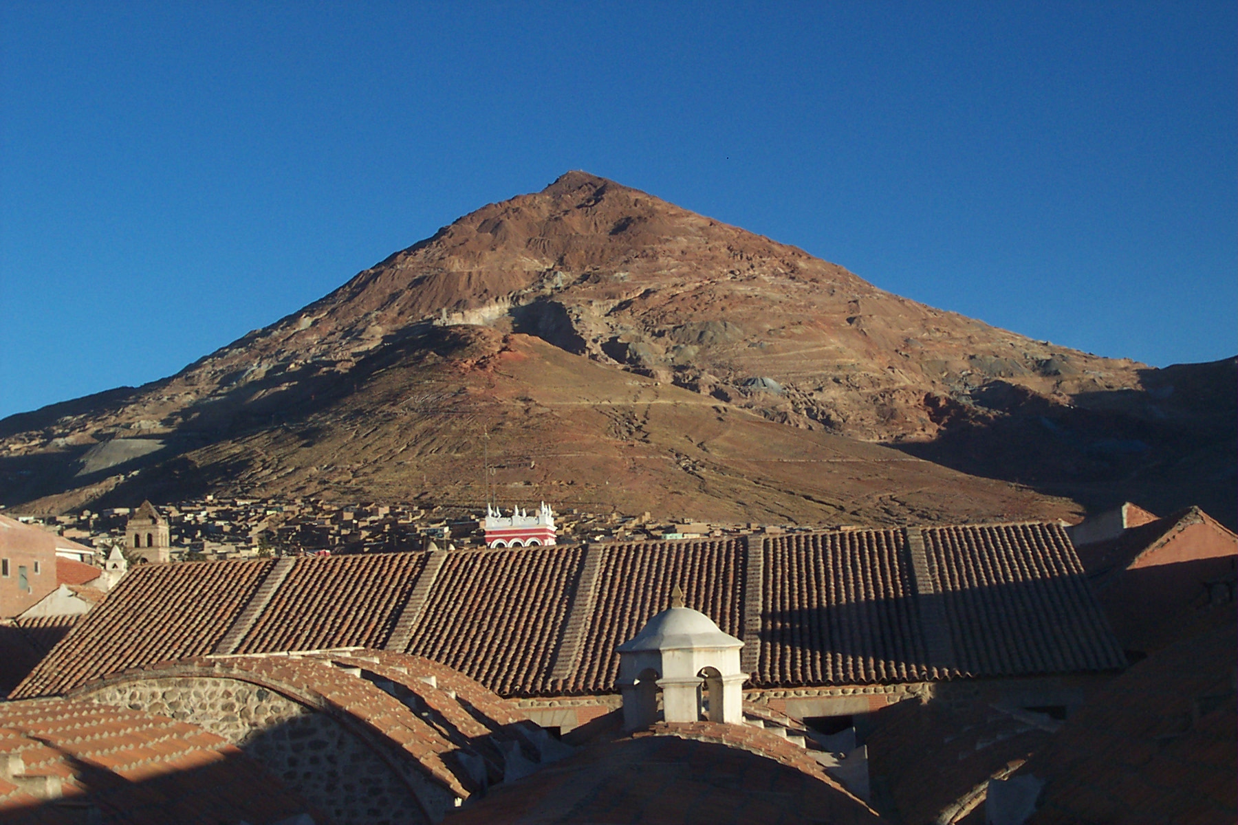 Cerro Rico di Potosí, masih merupakan tapak perlombongan penting sejak zaman penjajahan.