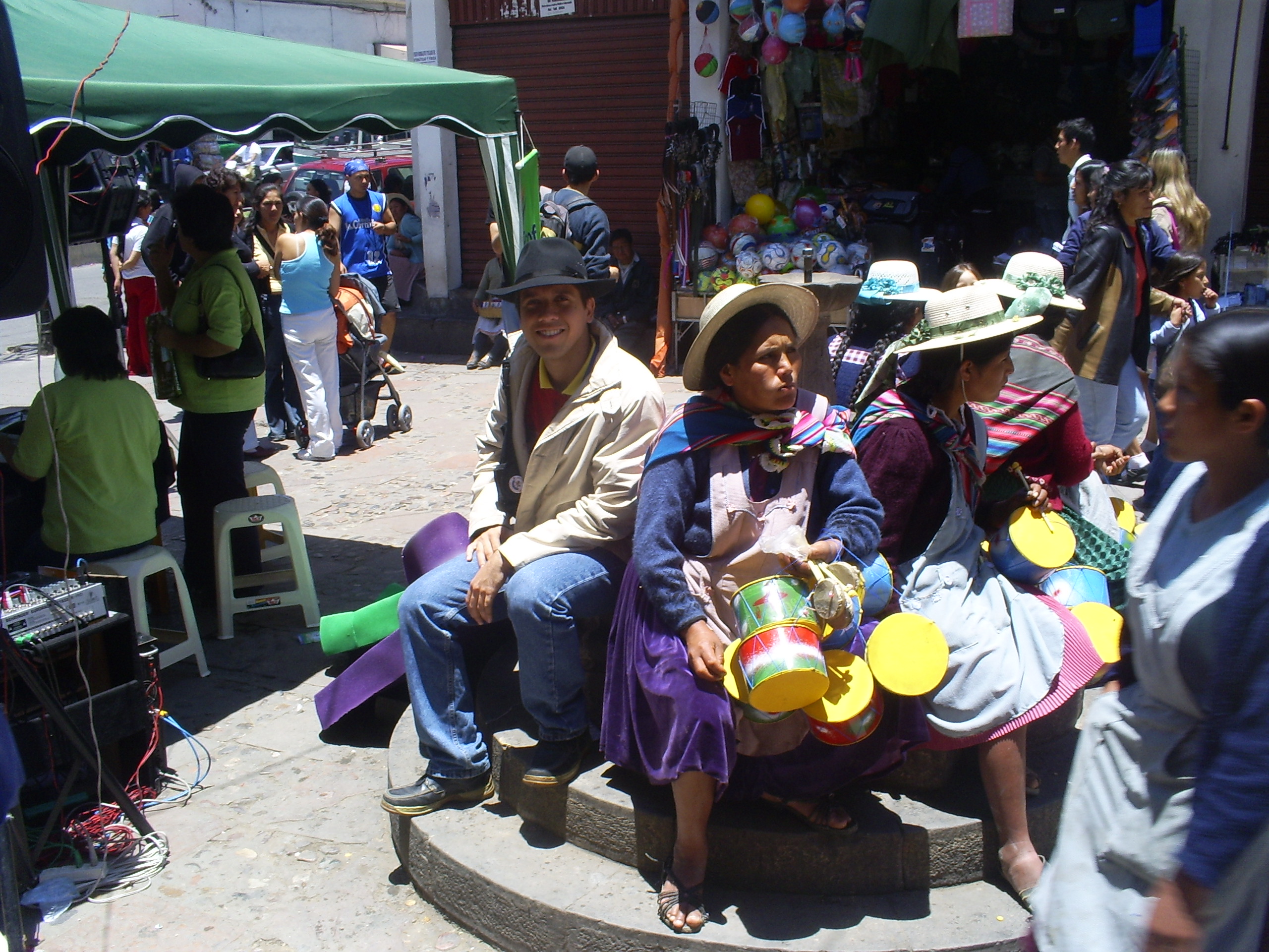 Orang ramai di pusat bandar La Paz