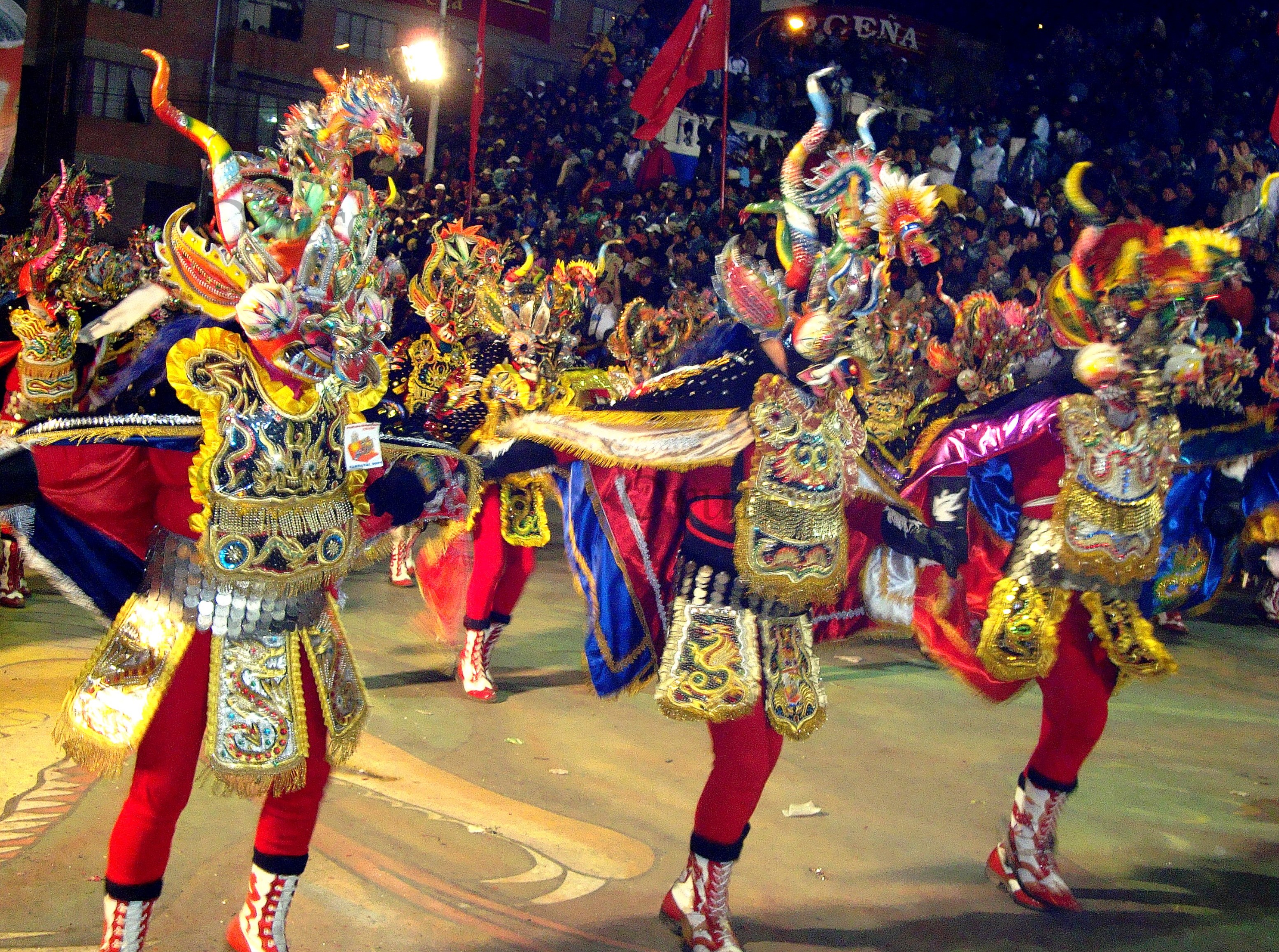 Diablada, tarian purba, tipikal dan utama Karnival Oruro, sebuah Karya Agung Warisan Lisan dan Tidak Ketara Kemanusiaan sejak 2001.
