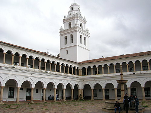 Universidad Mayor Real y Pontificia San Francisco Xavier de Chuquisaca, institusi pengajian tinggi tertua di Bolivia.