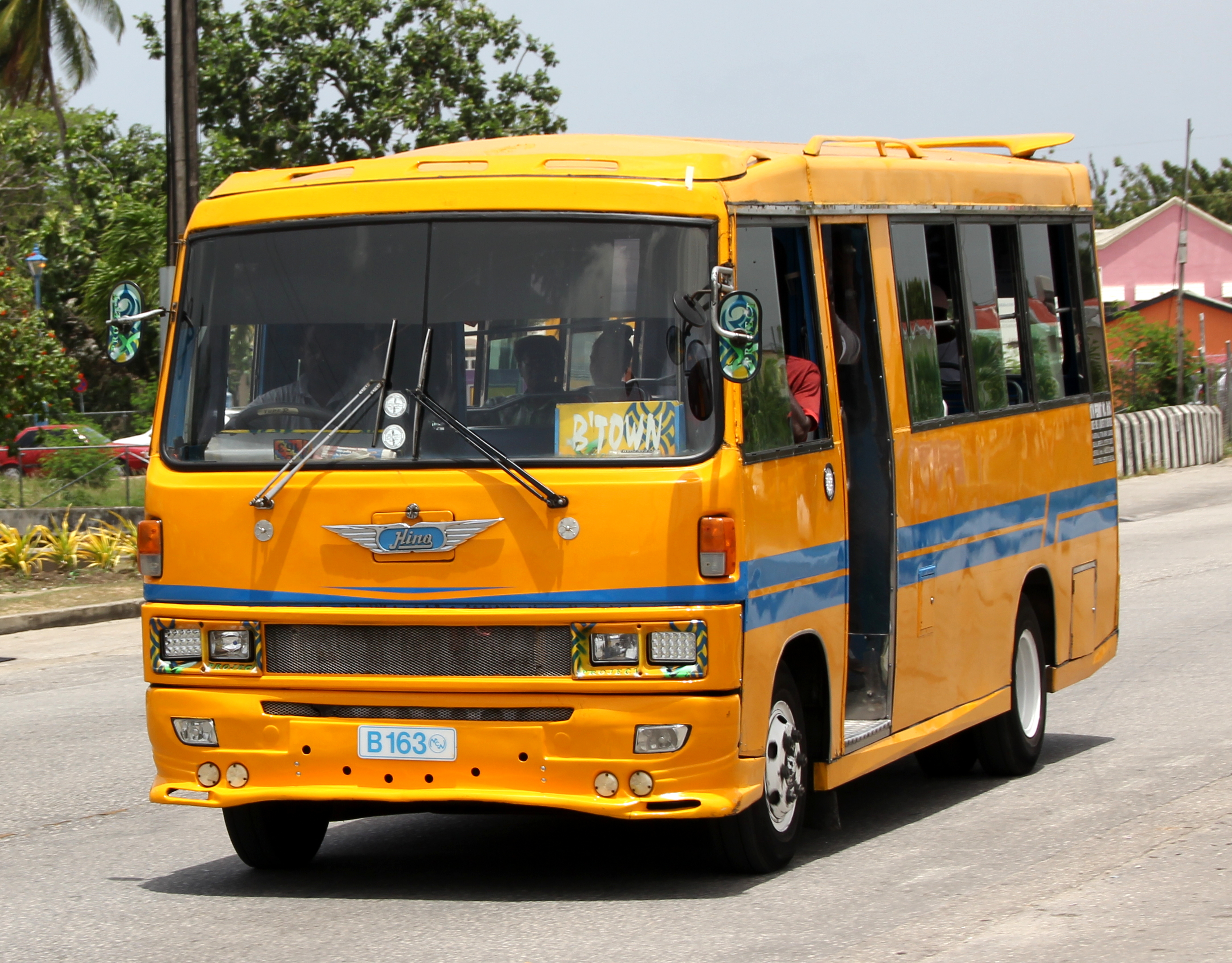 Sebuah Minibus Hino ACME B 163 di Speightstown, St. Peter, Barbados