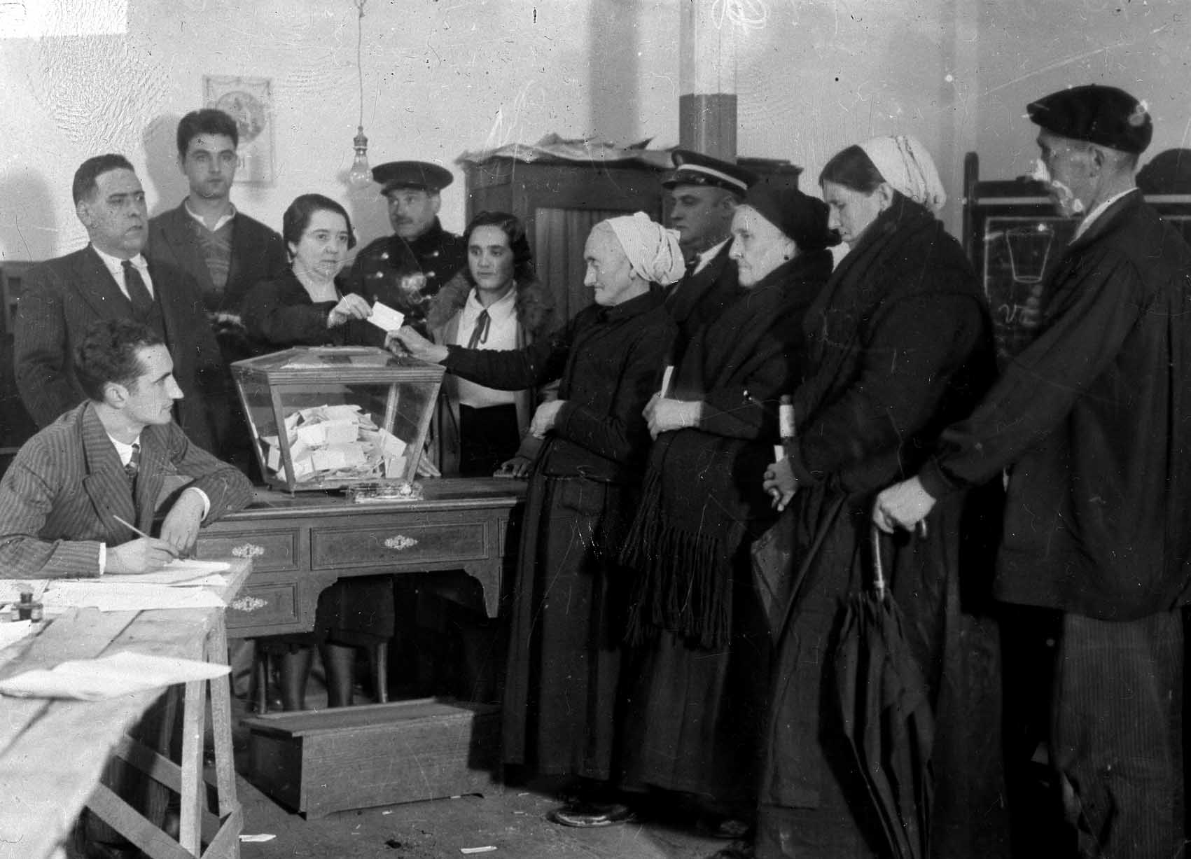 Wanita memberikan suara di Éibar pada tahun 1933, setelah hak pilih wanita disetujui. Deputi Clara Campoamor adalah tokoh kunci agar hak tersebut diberikan.