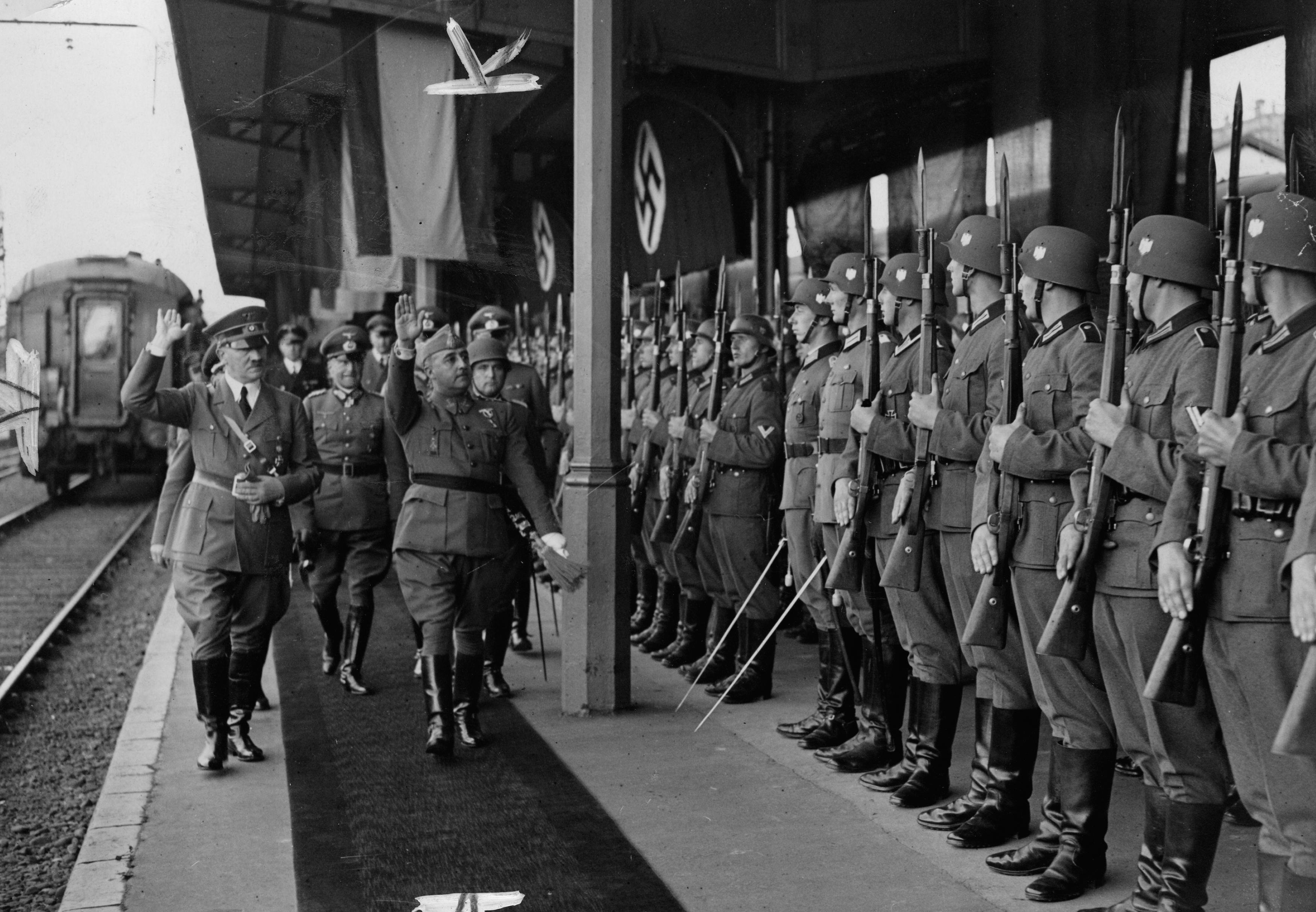 Pemimpin Spanyol Francisco Franco dan Adolf Hitler pada Pertemuan di Hendaye, 1940