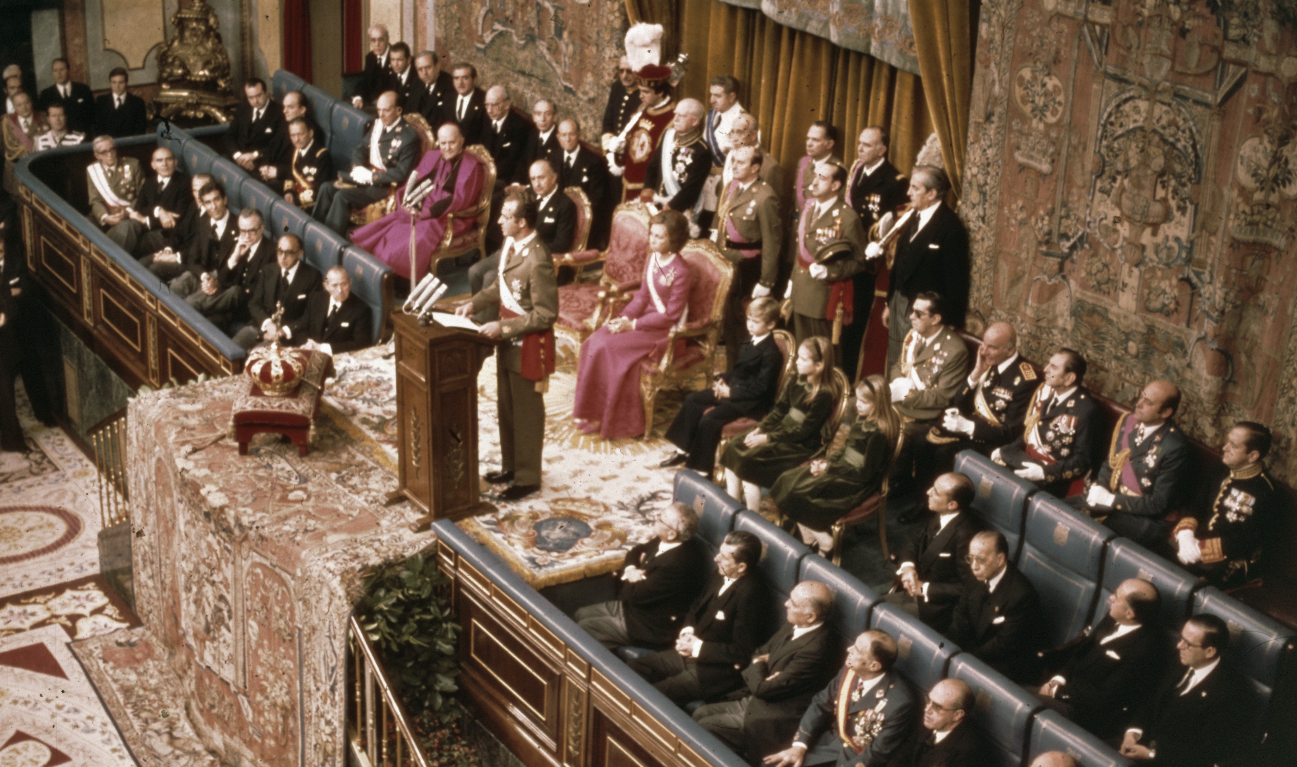 Juan Carlos I di hadapan Cortes Españolas, selama proklamasi sebagai Raja pada 22 November 1975