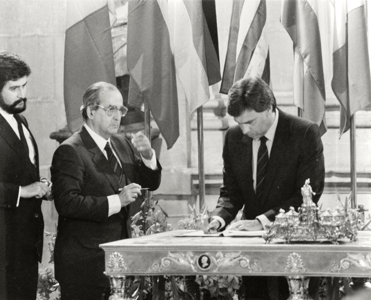 Felipe González menandatangani perjanjian aksesi ke Masyarakat Ekonomi Eropa pada 12 Juni 1985