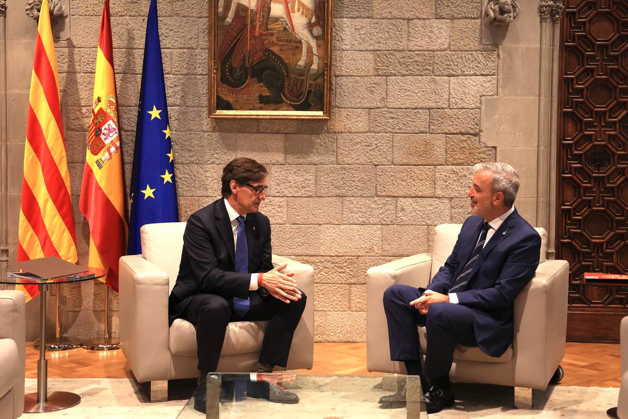Salvador Illa, mantan menteri Kesehatan selama pandemi COVID-19 di Pemerintahan koalisi pertama di Spanyol, terpilih sebagai presiden regional Katalan non-independen pertama dalam lebih dari satu dekade, bersama walikota Barcelona Jaume Collboni.