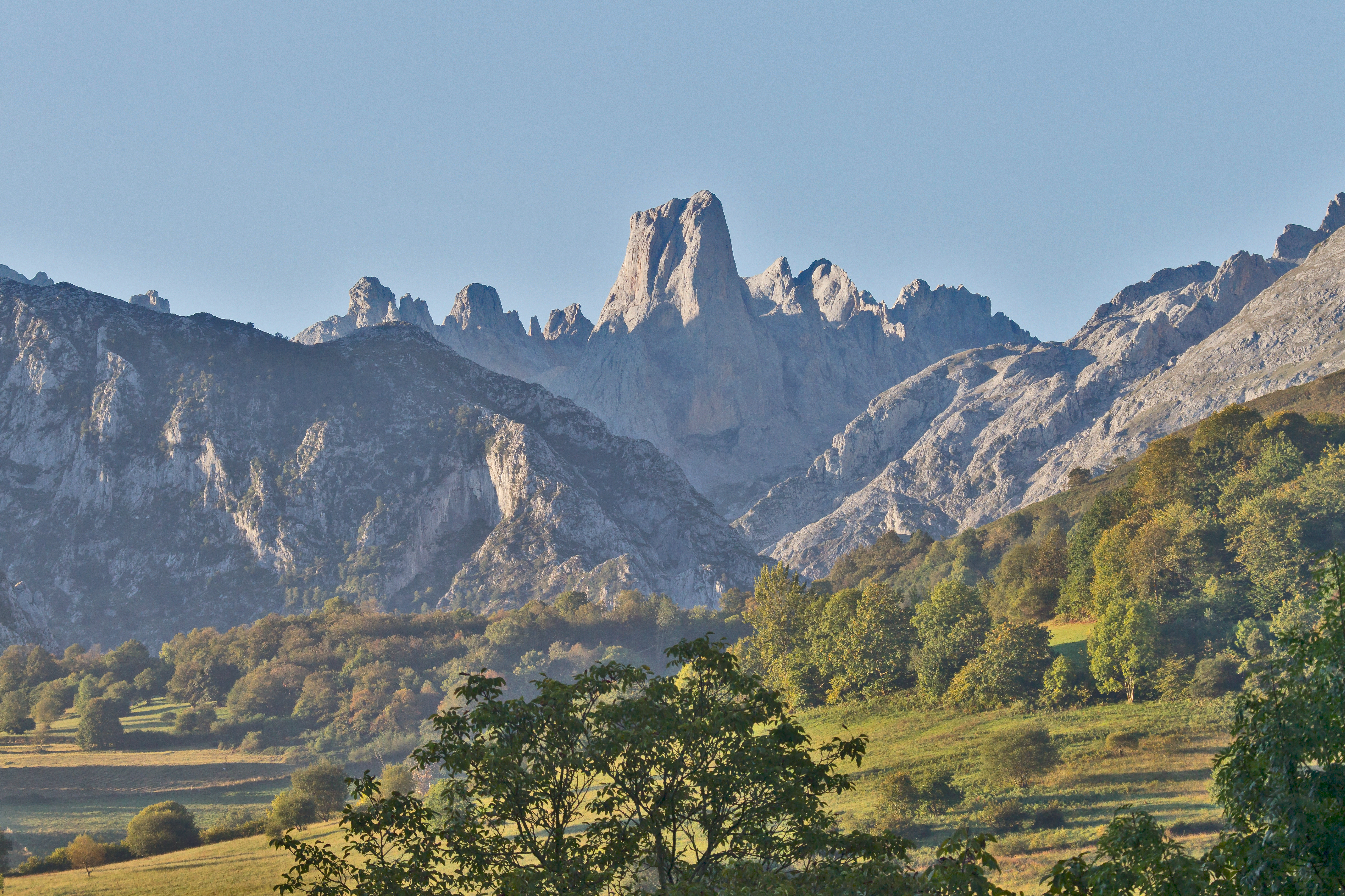 Puncak Urriellu (Naranjo de Bulnes) dari Pozo de La Oracion, Picos de Europa