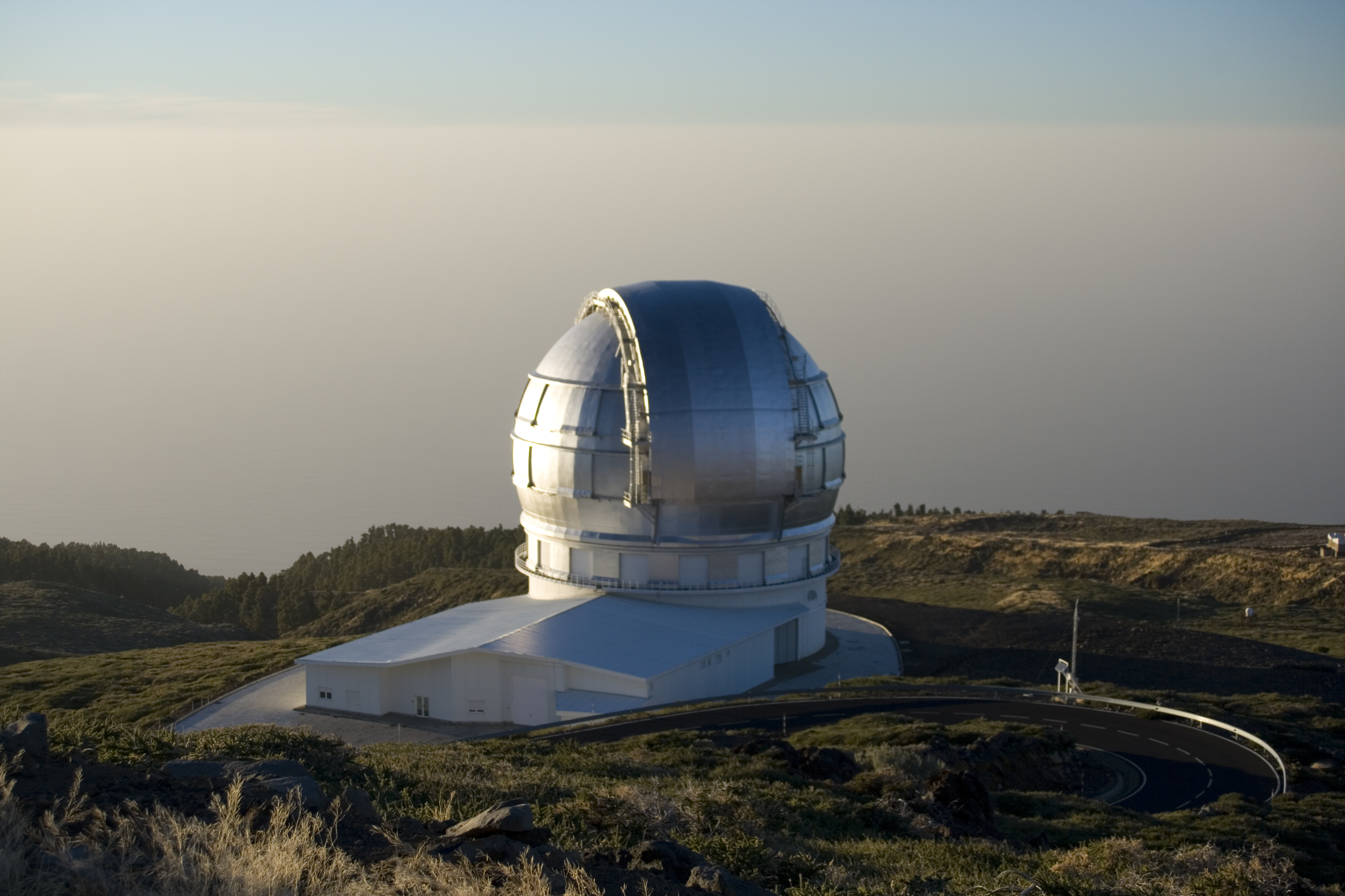 Gran Telescopio Canarias saat matahari terbenam